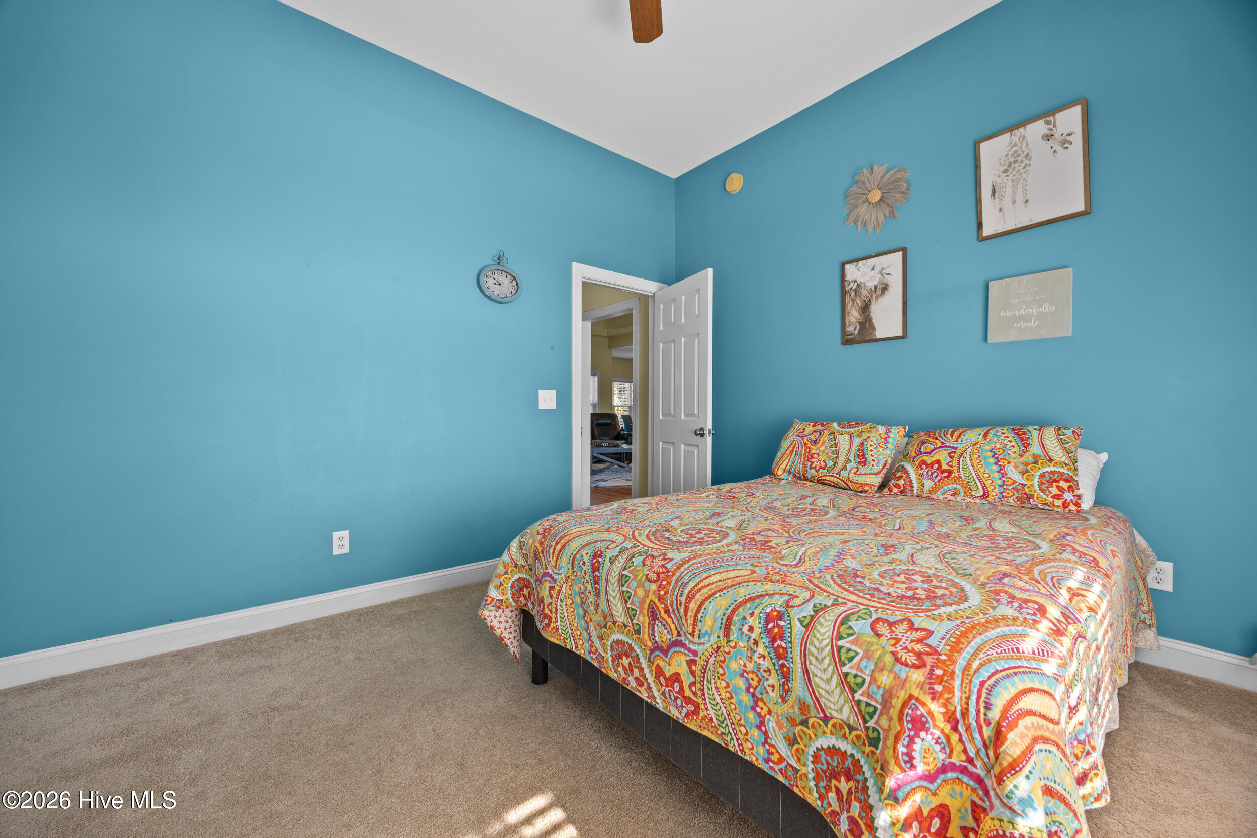 100550325 | Photo 33