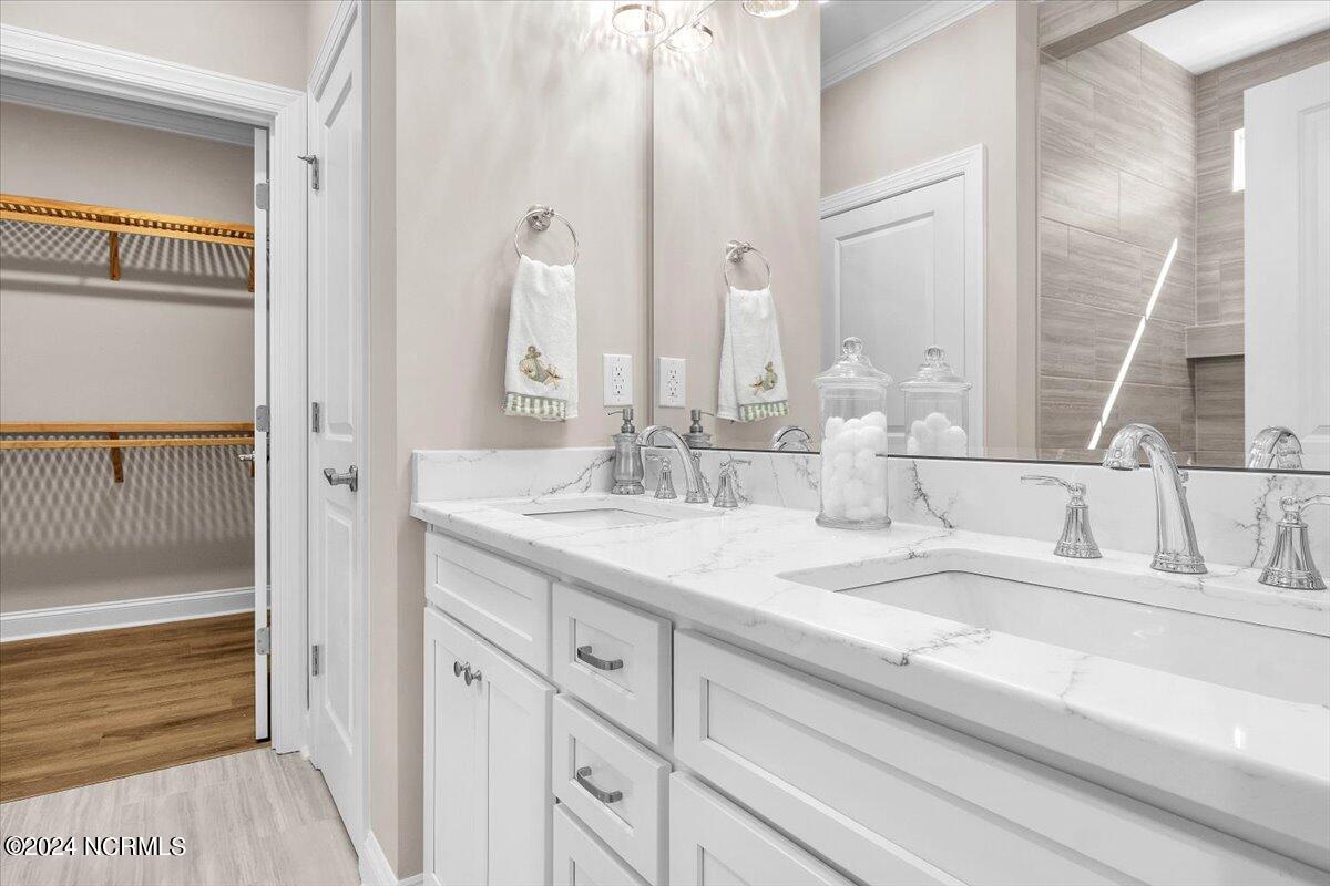 100535365 | Photo 26