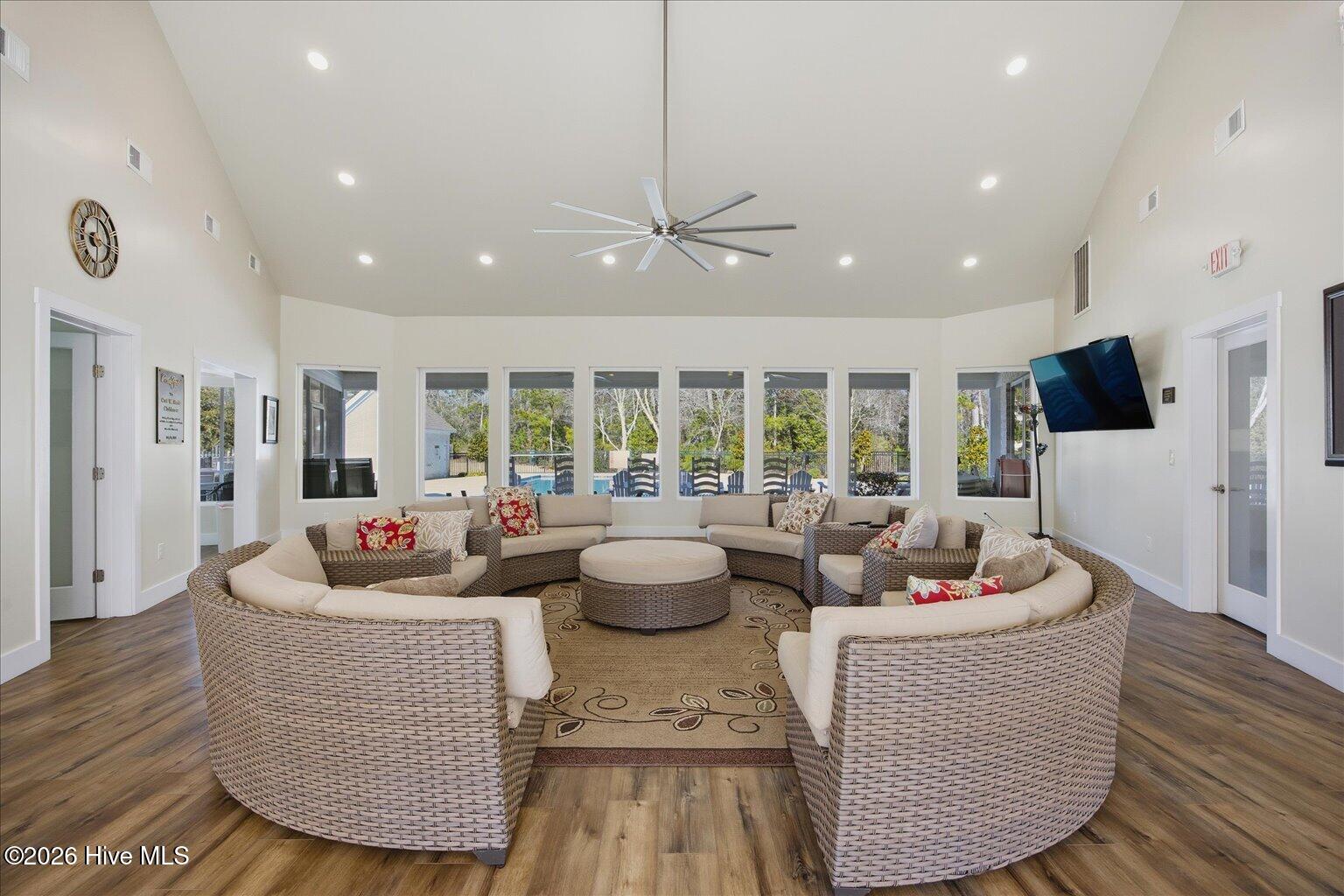 100550413 | Photo 58