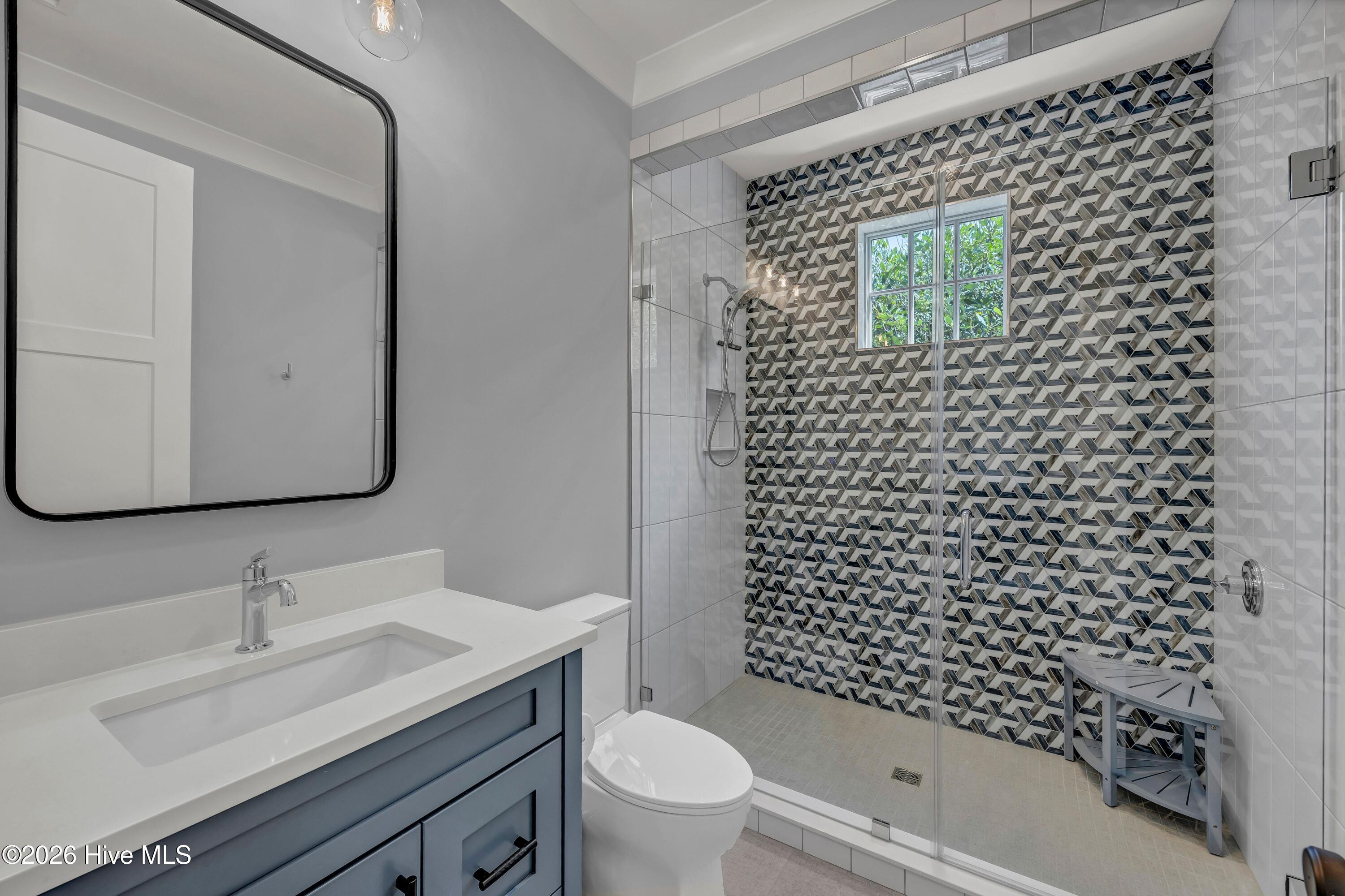 100567930 | Photo 38