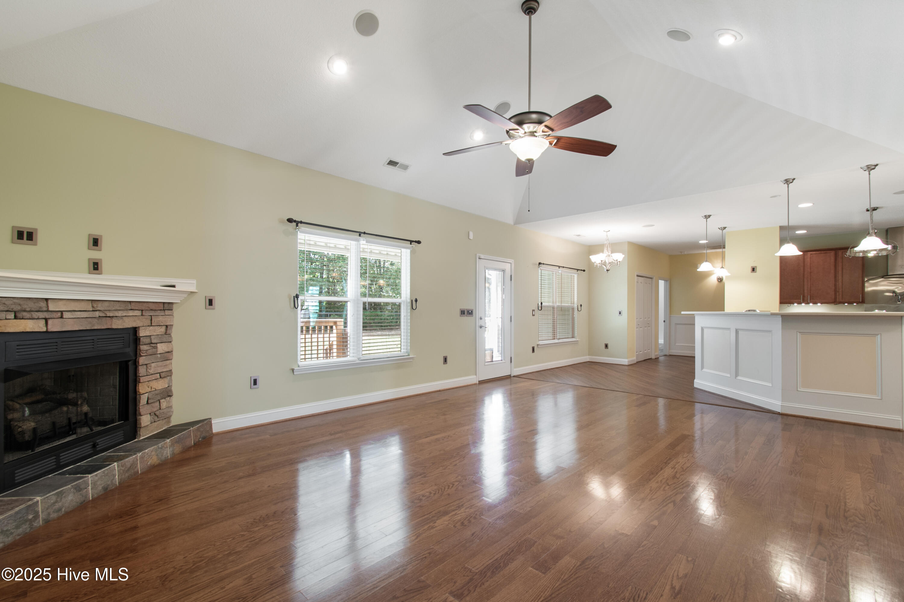 100532491 | Photo 14