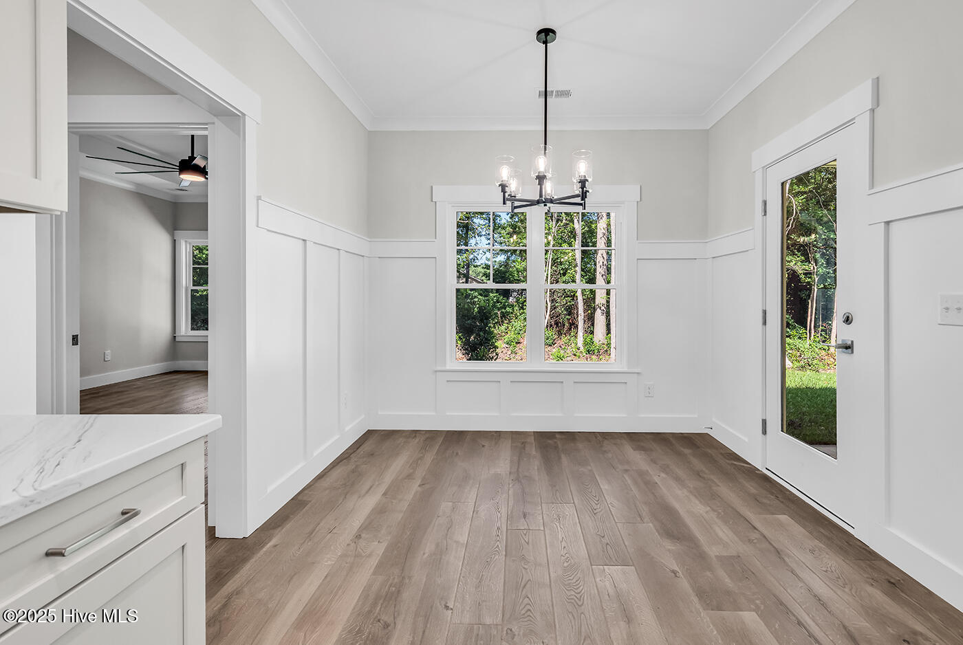 100502261 | Photo 11