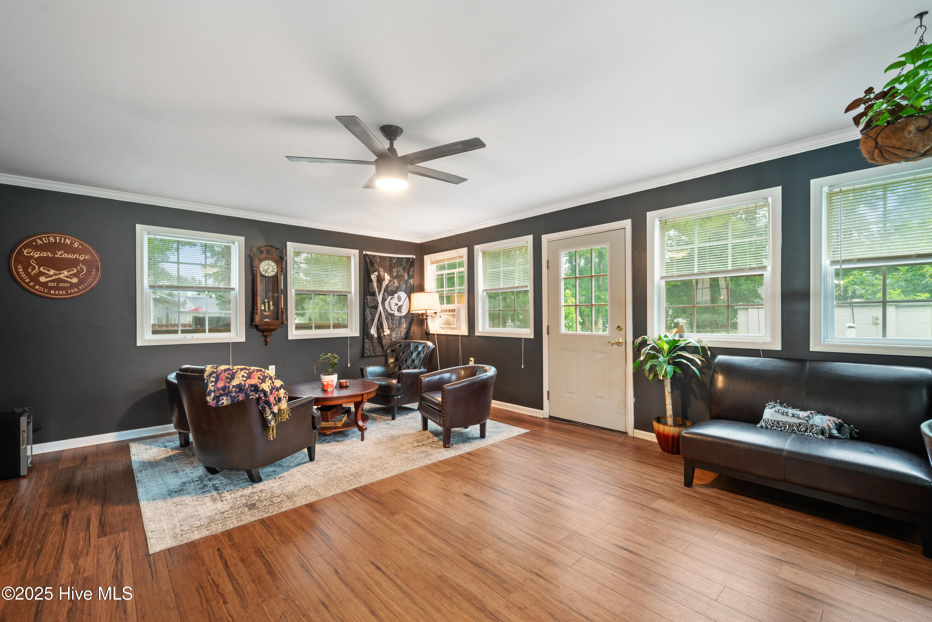 100527302 | Photo 10