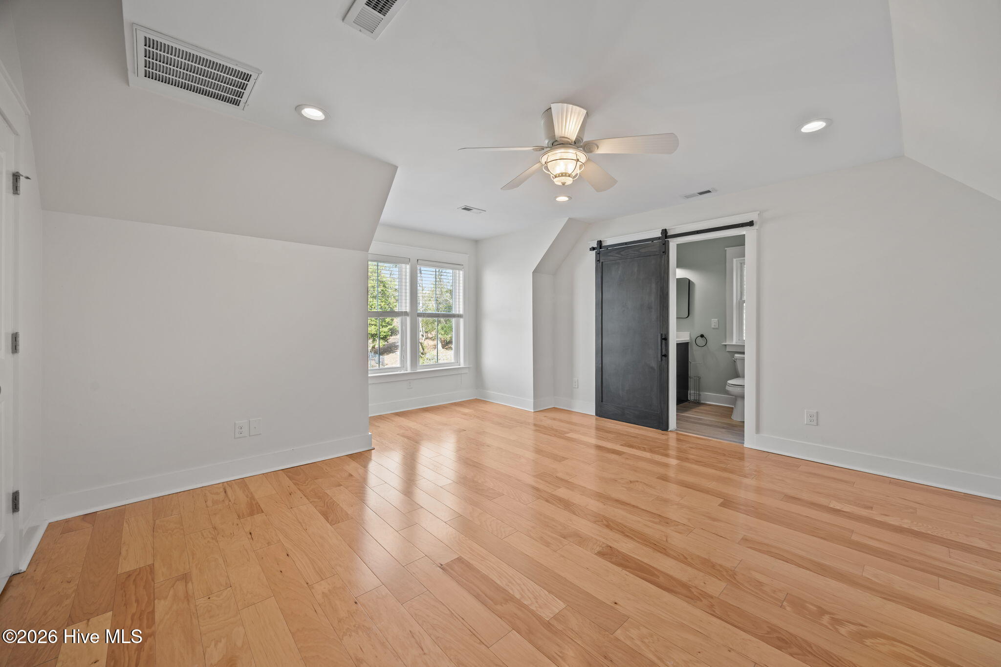 100558576 | Photo 23