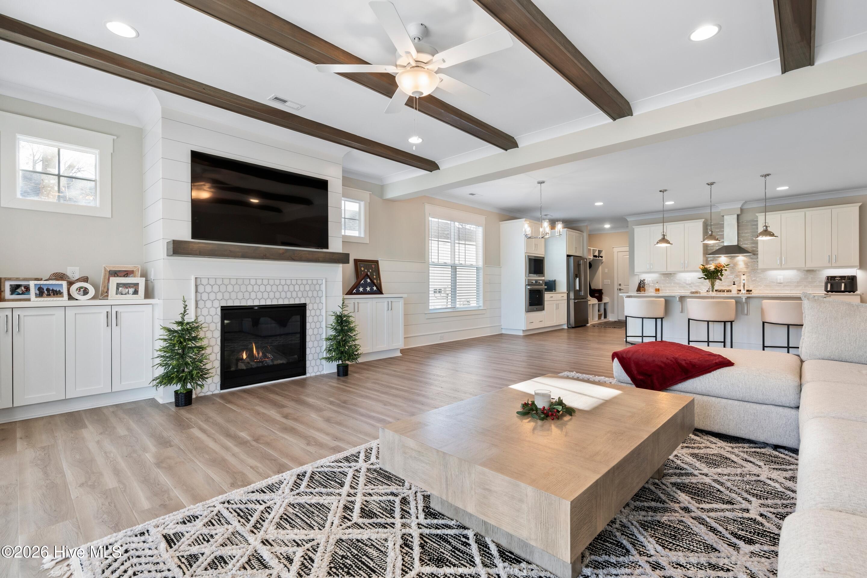 100549820 | Photo 11