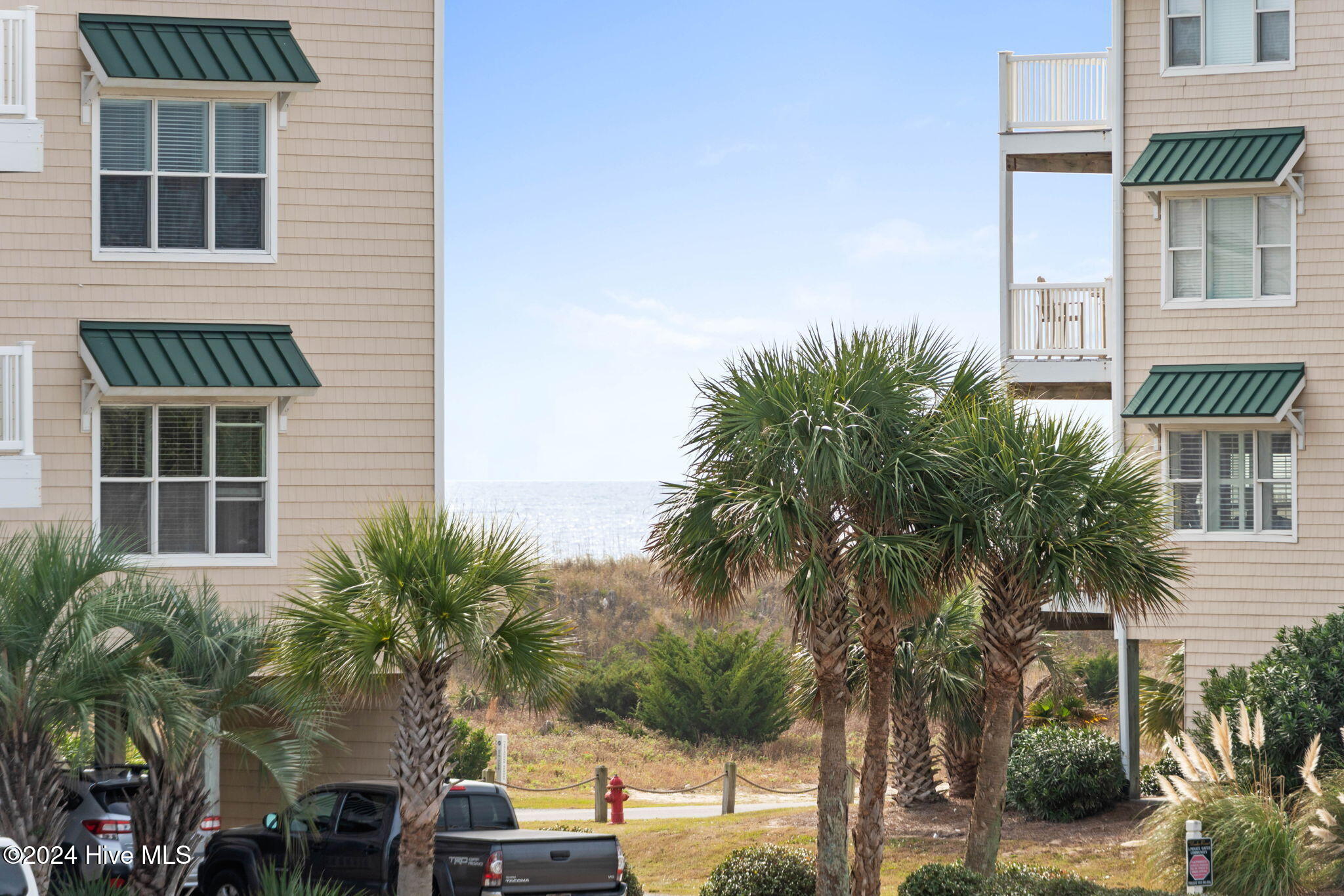 100548065 | Photo 49