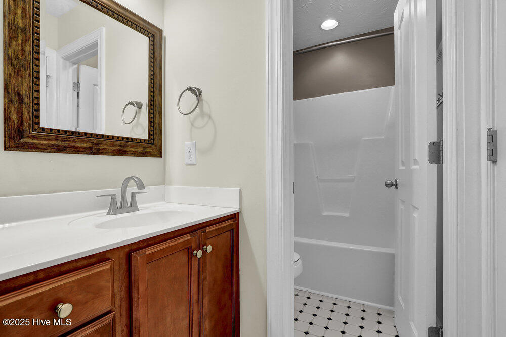 100550856 | Photo 33