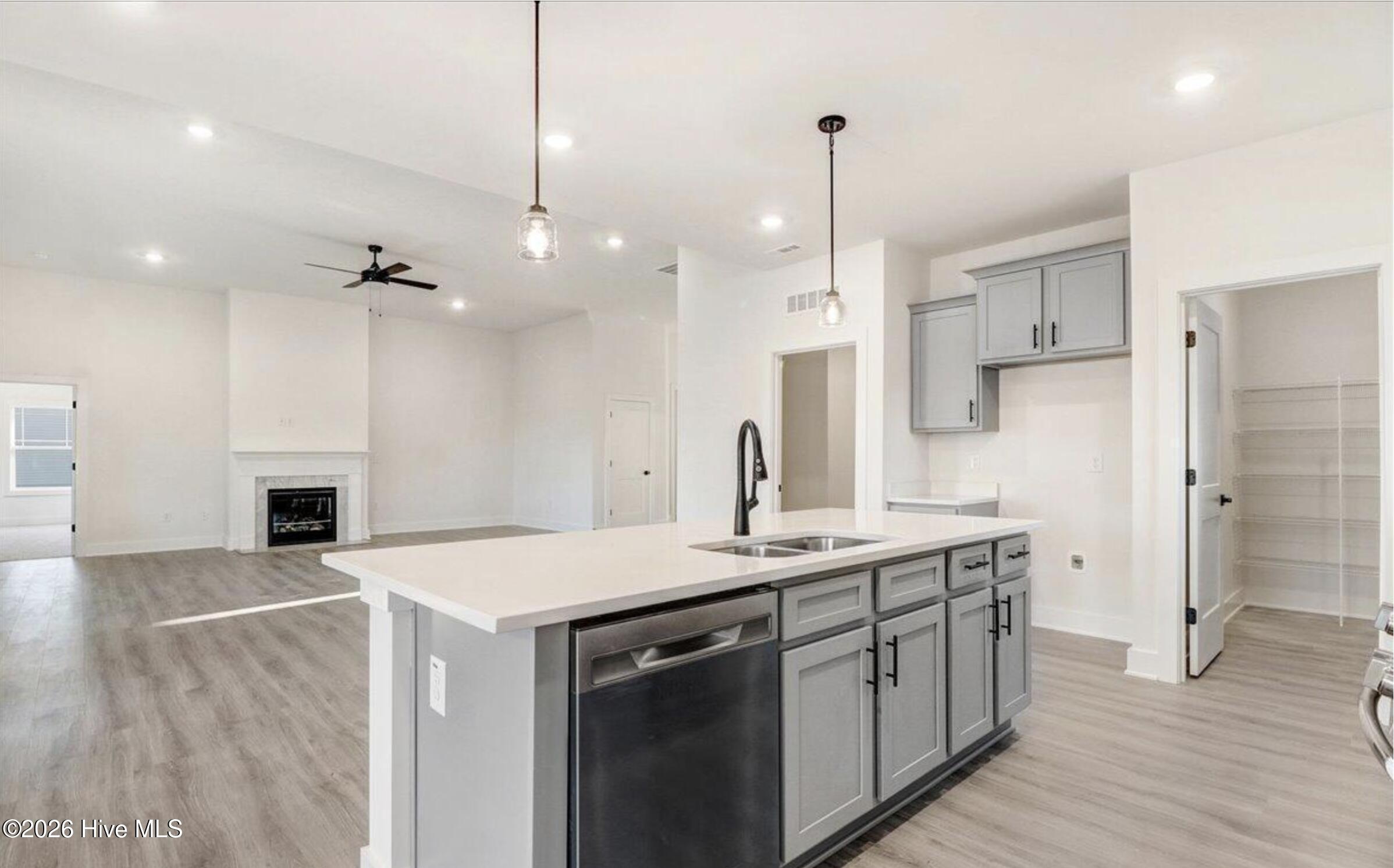 100557376 | Photo 13