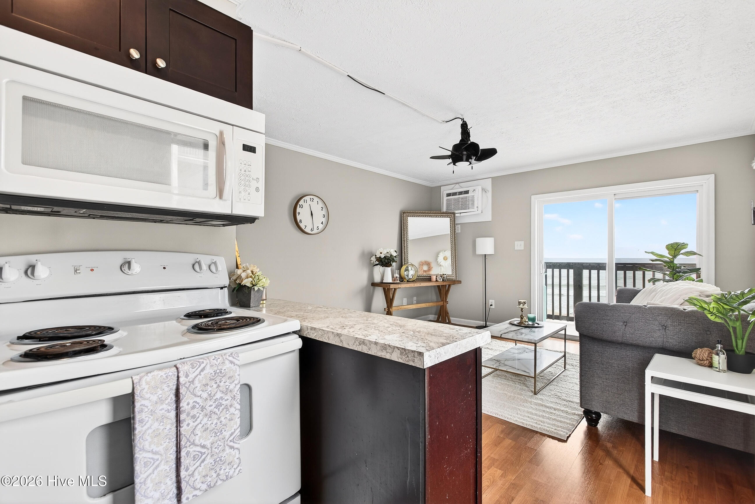 100562717 | Photo 13