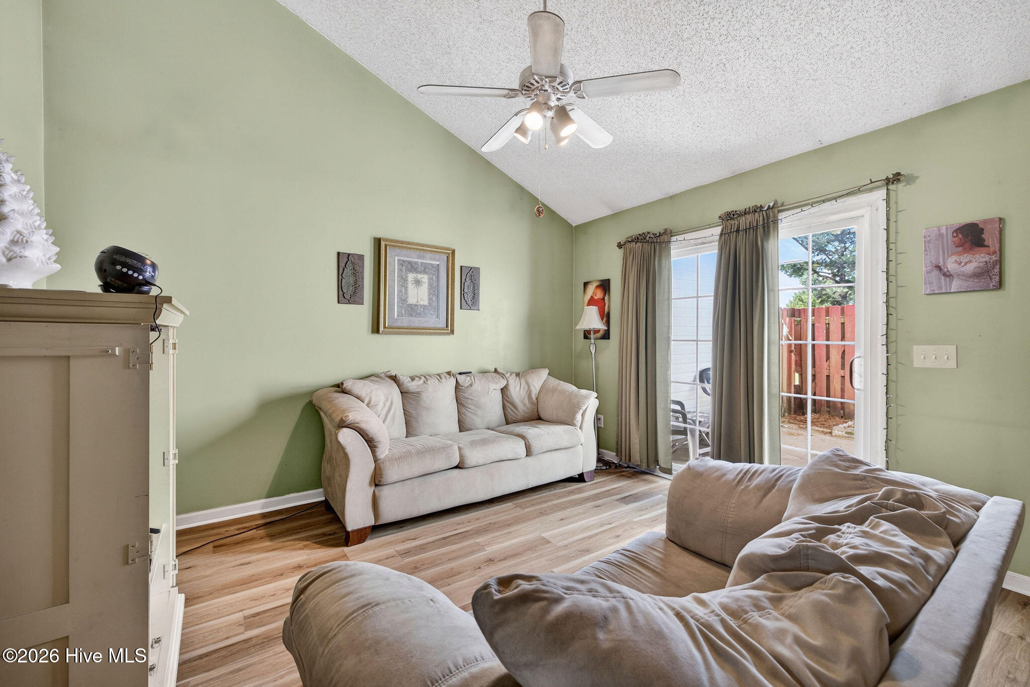 100568008 | Photo 16