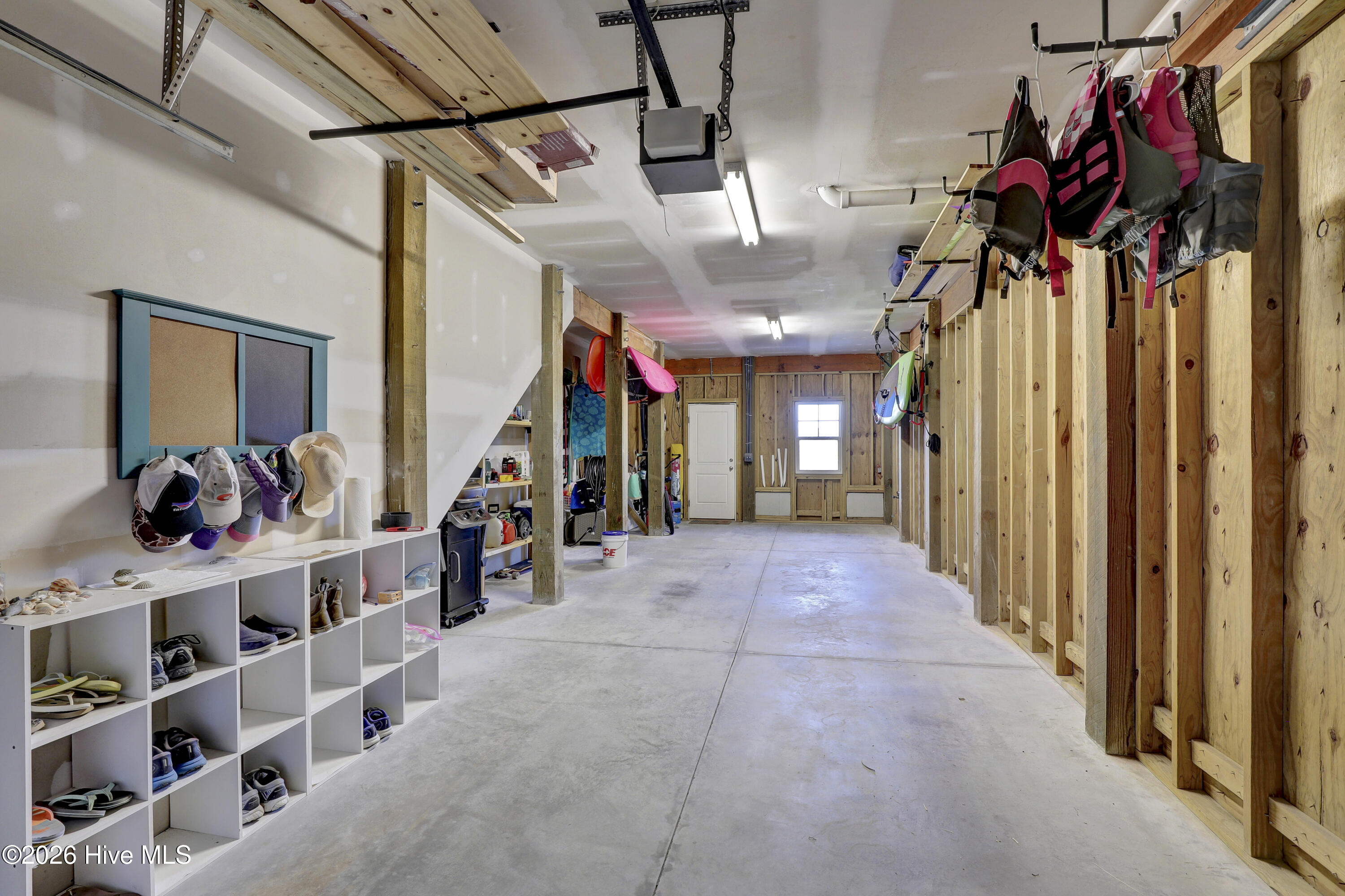 100548325 | Photo 25