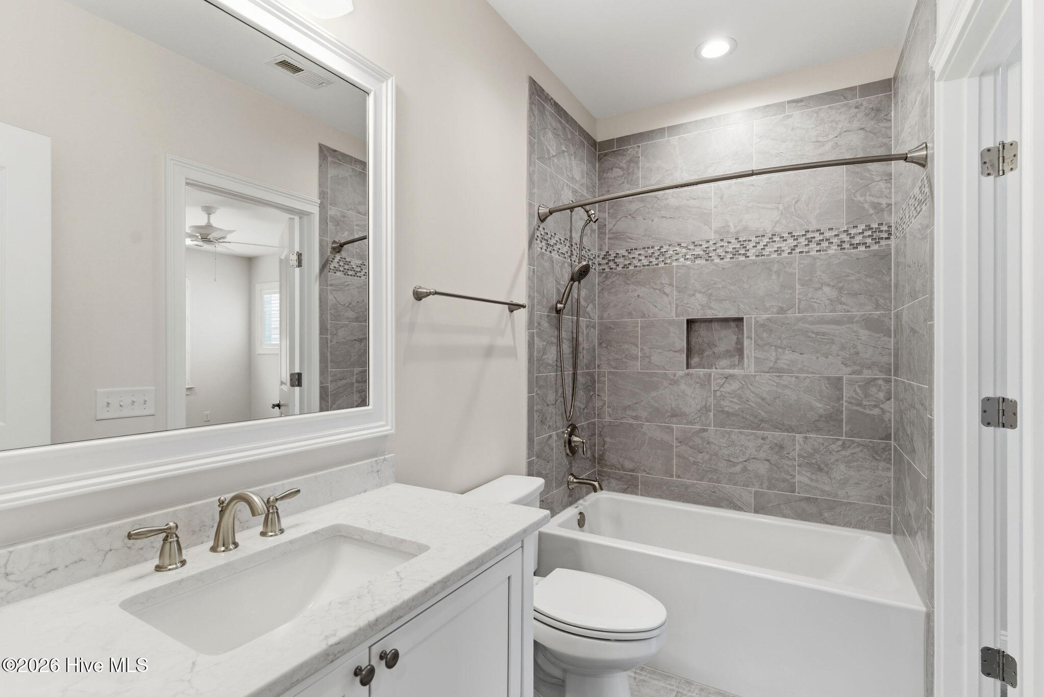 100569885 | Photo 37