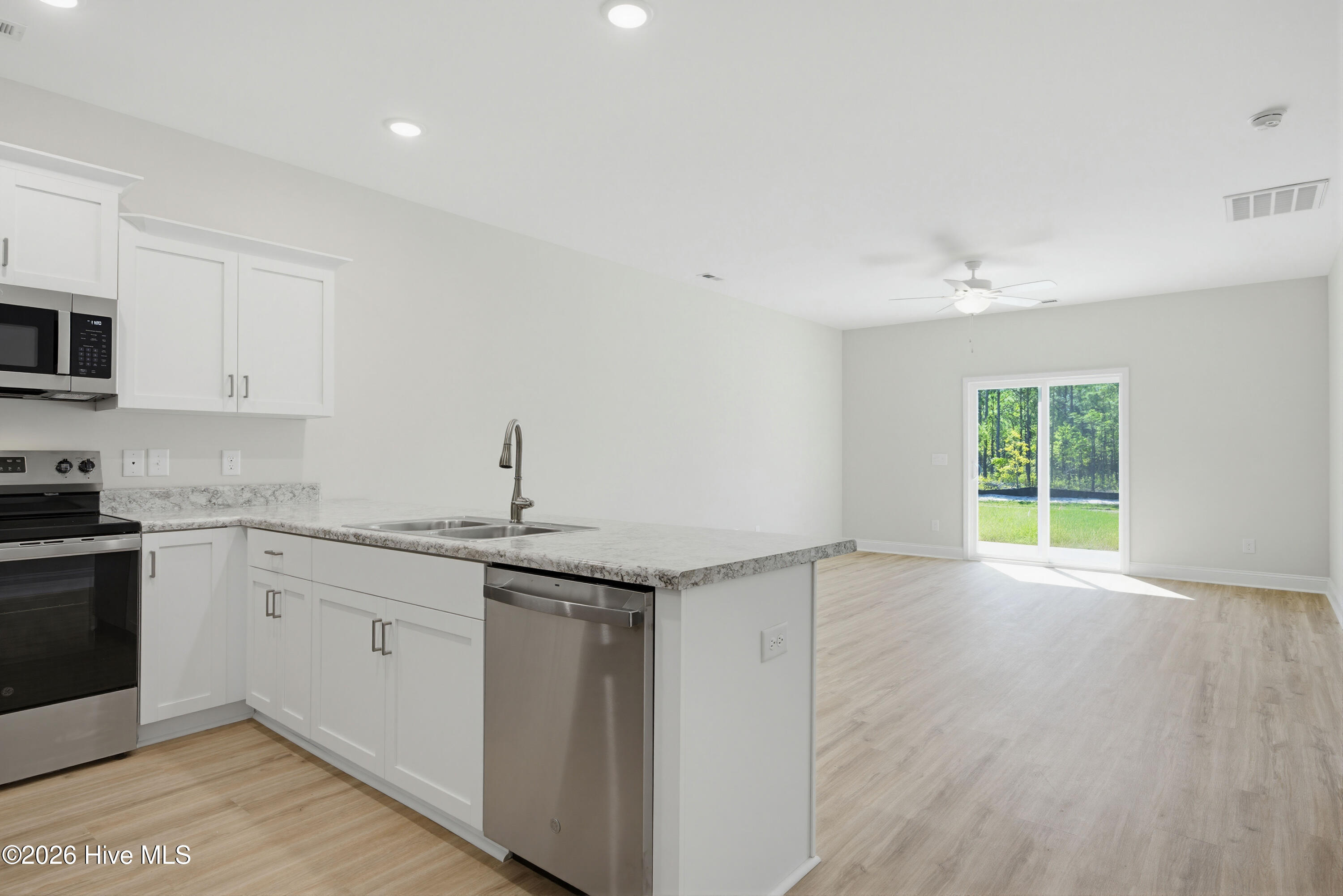 100567263 | Photo 12