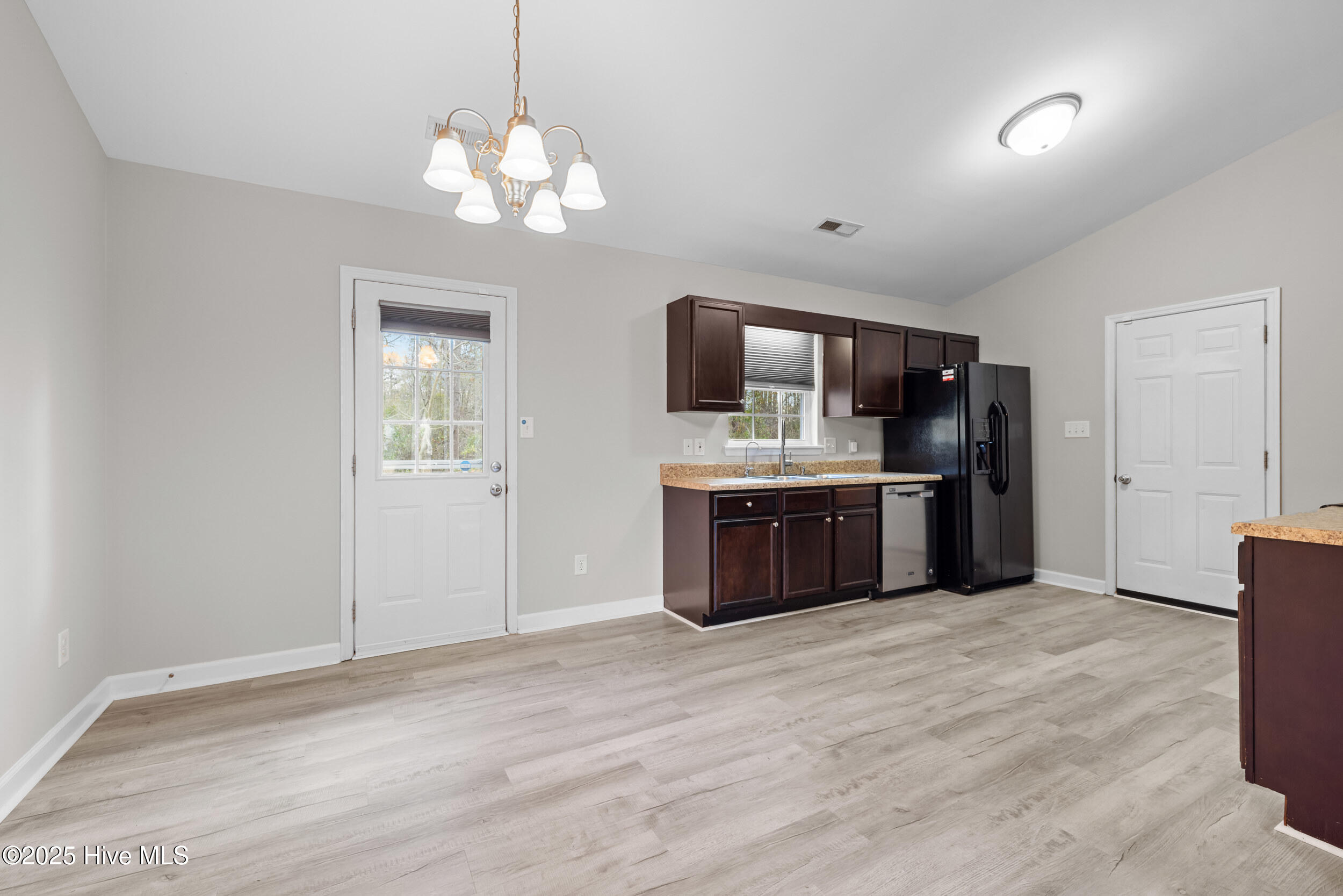 100568502 | Photo 12