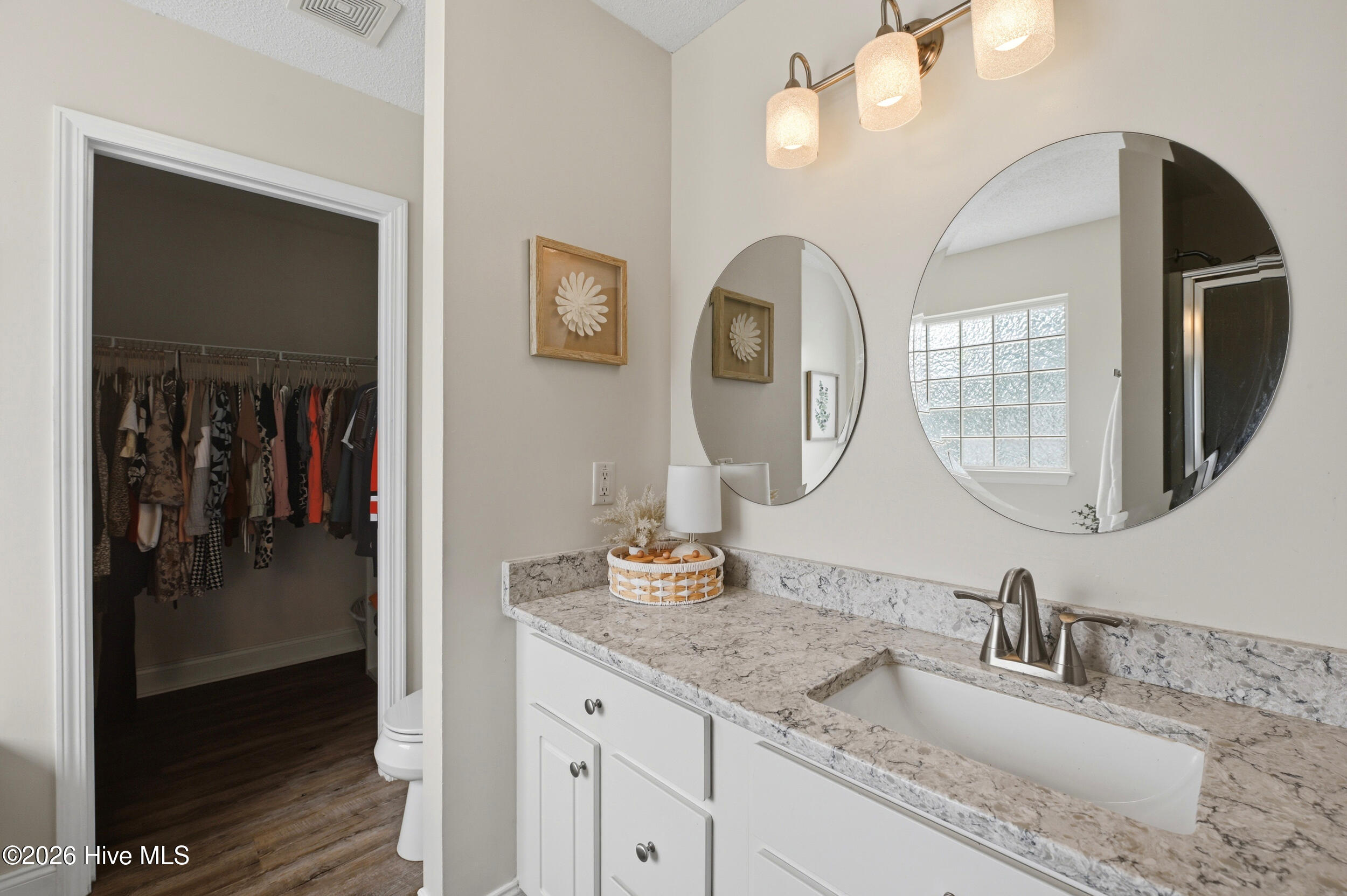 100565195 | Photo 22