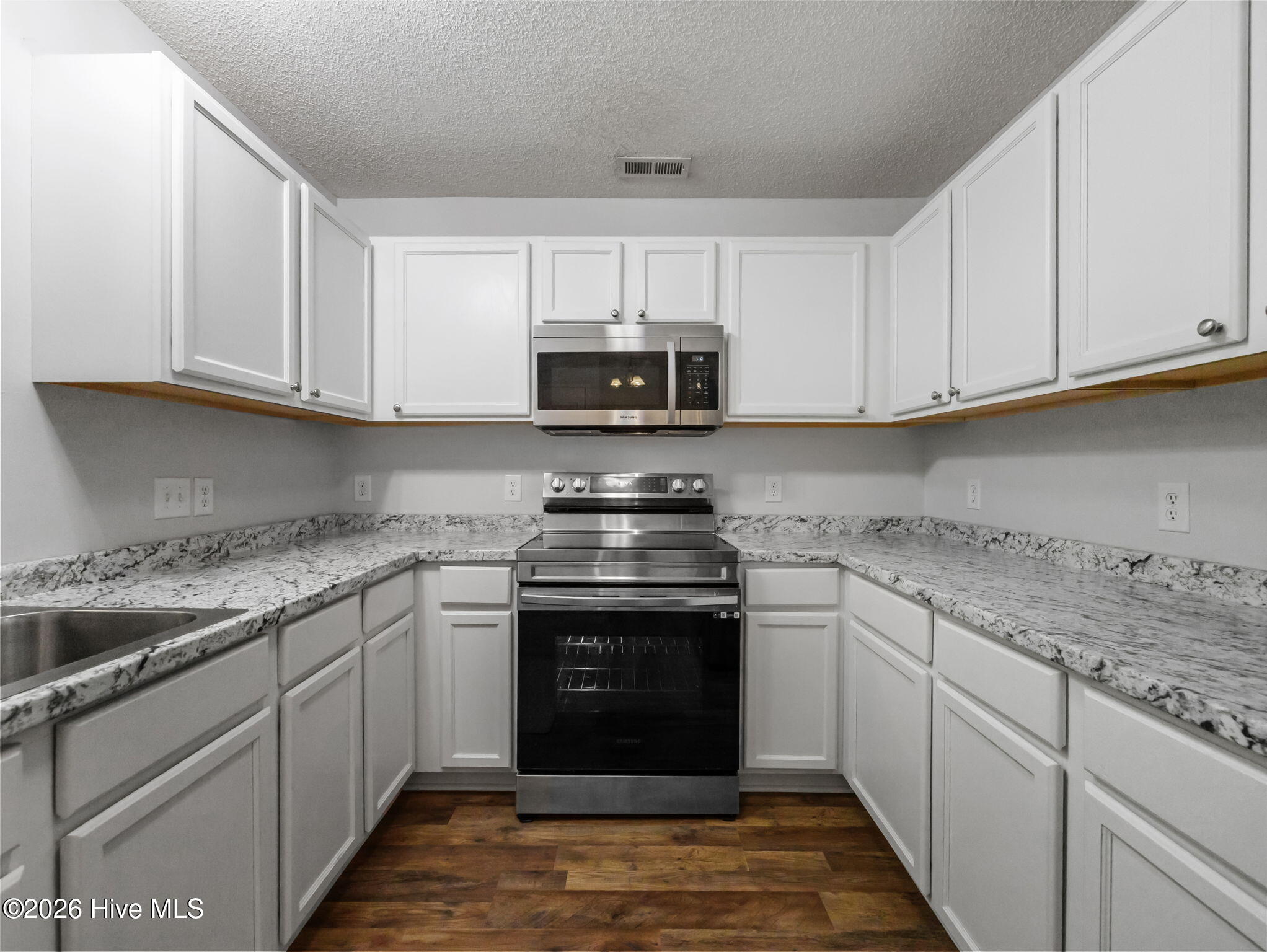 100565489 | Photo 15