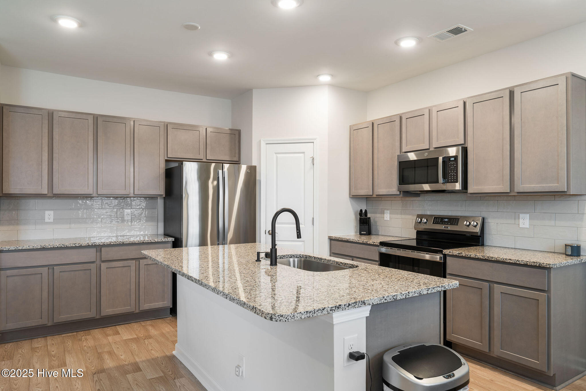 100542569 | Photo 19