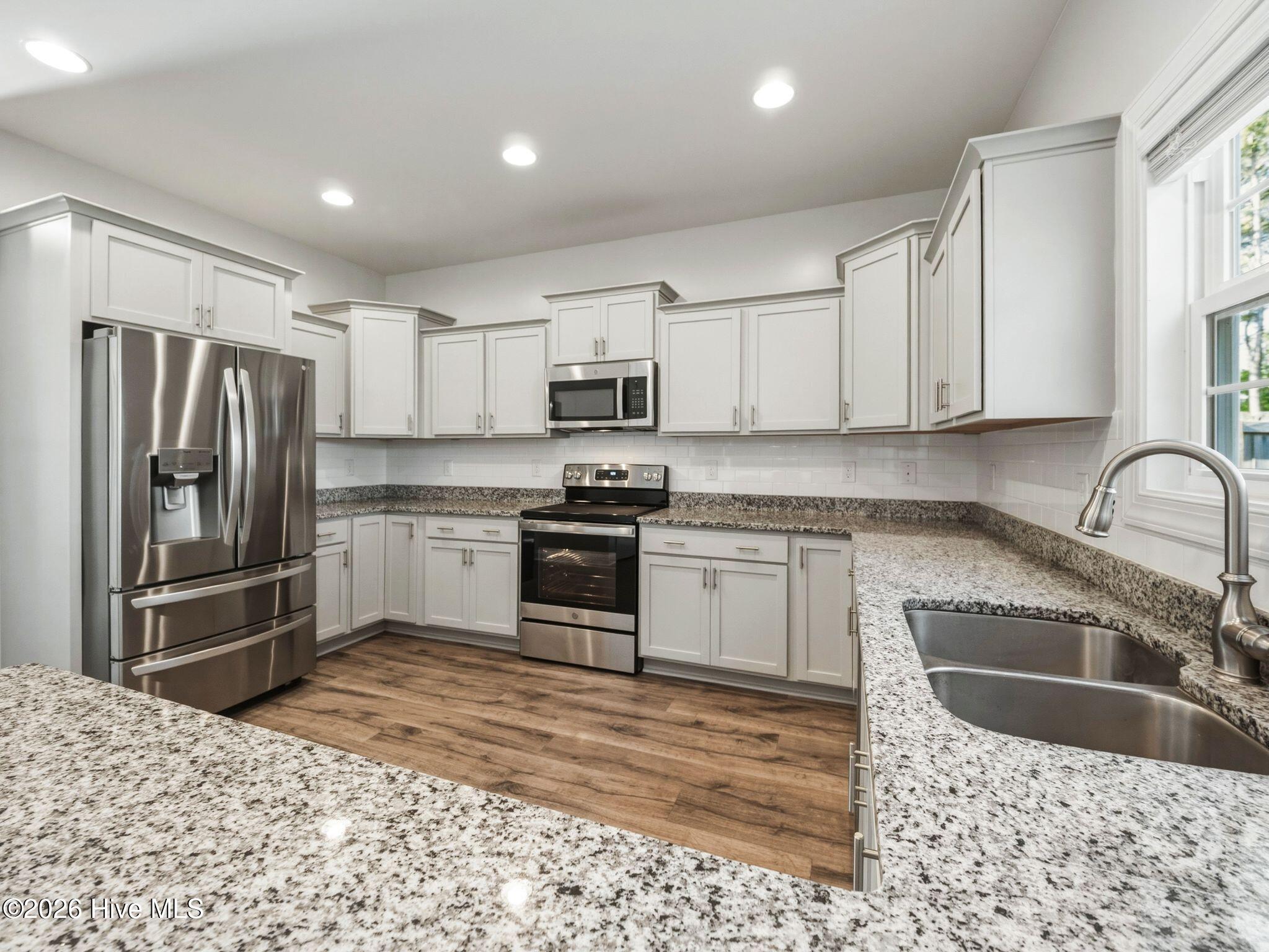 100570227 | Photo 15