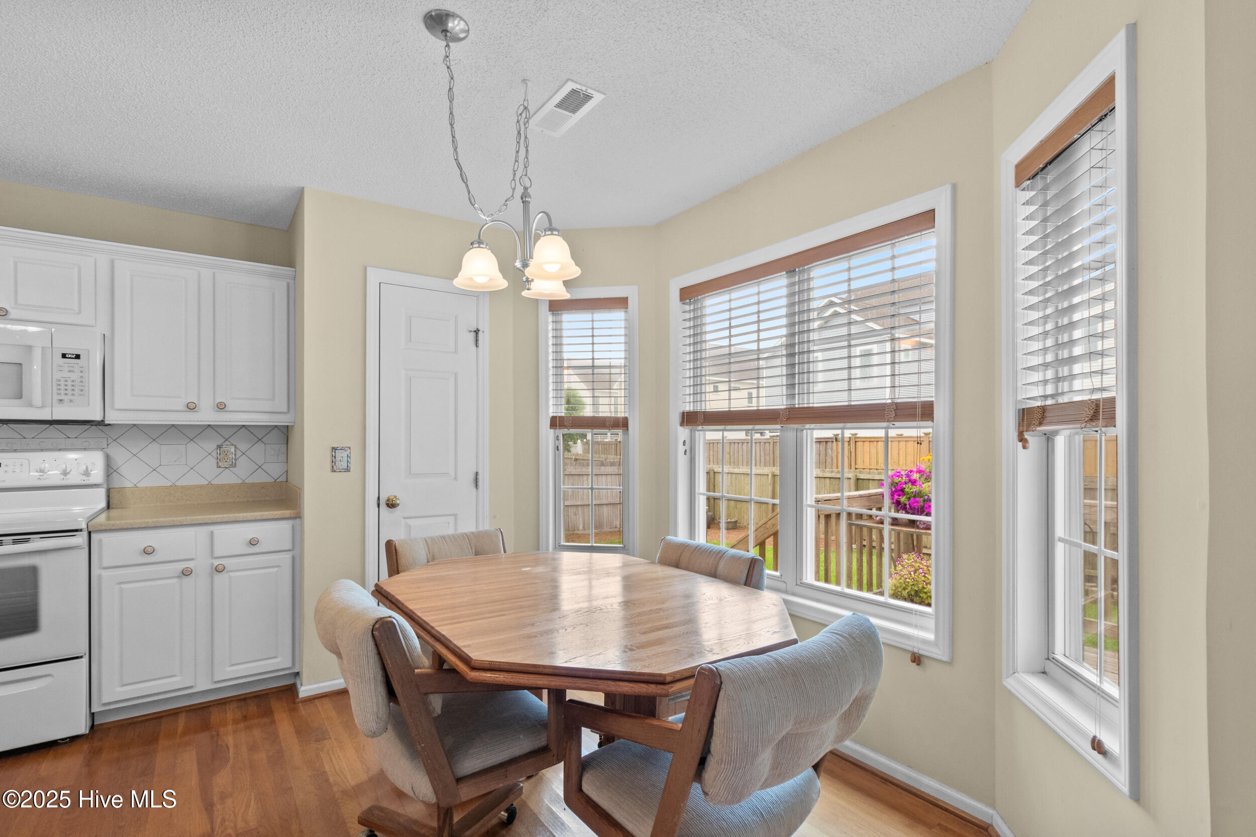 100518849 | Photo 12