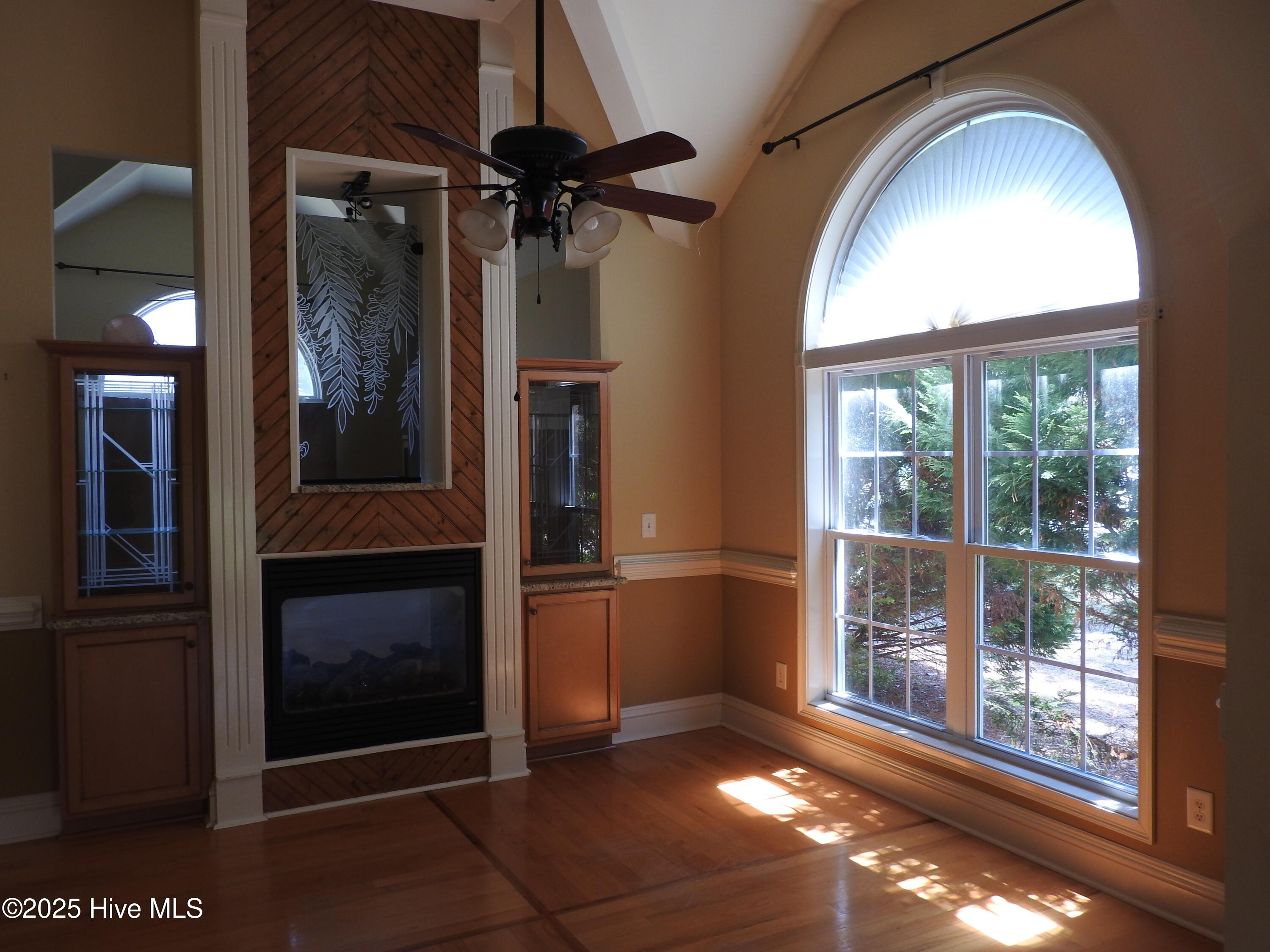 100520083 | Photo 18