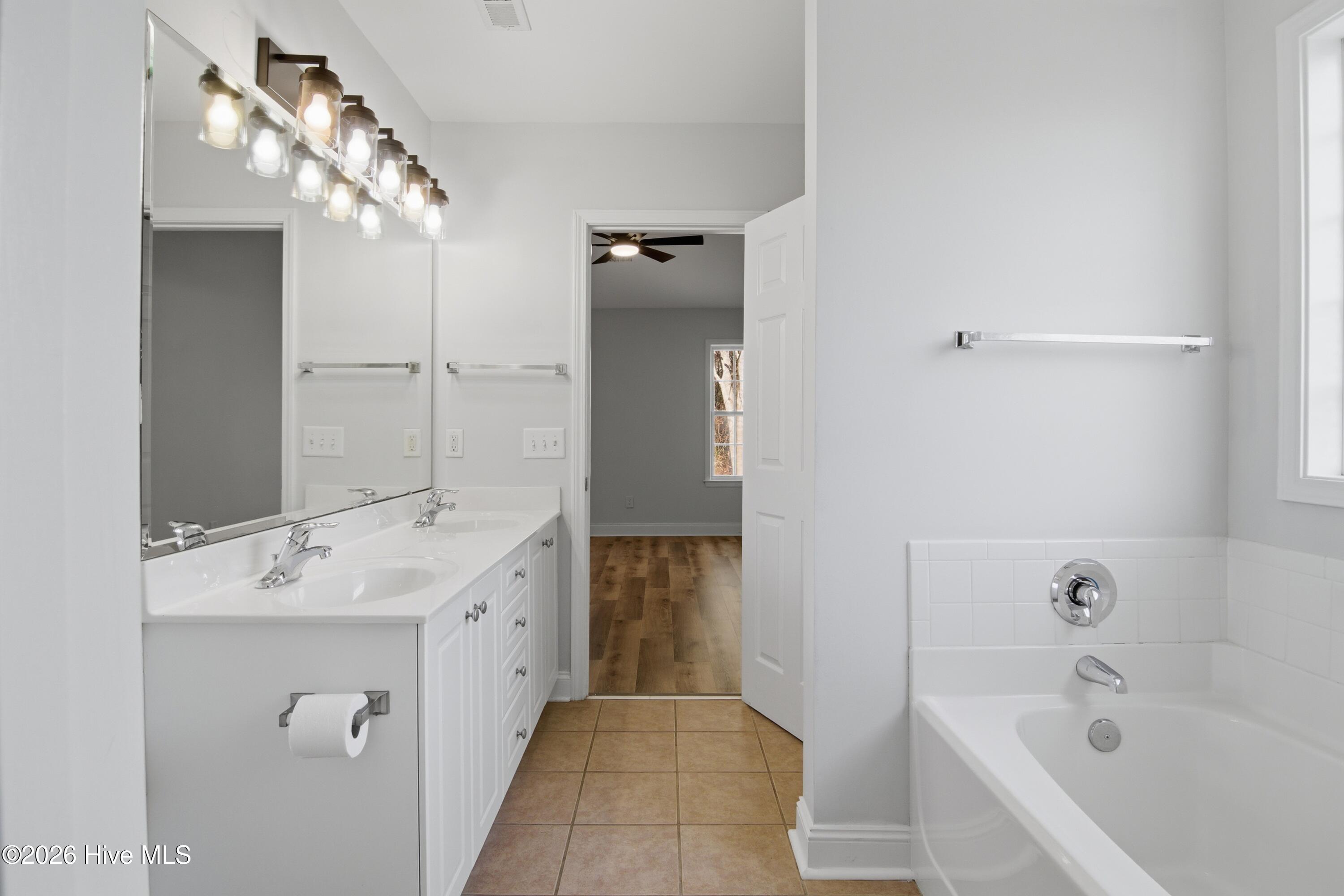 100549950 | Photo 14