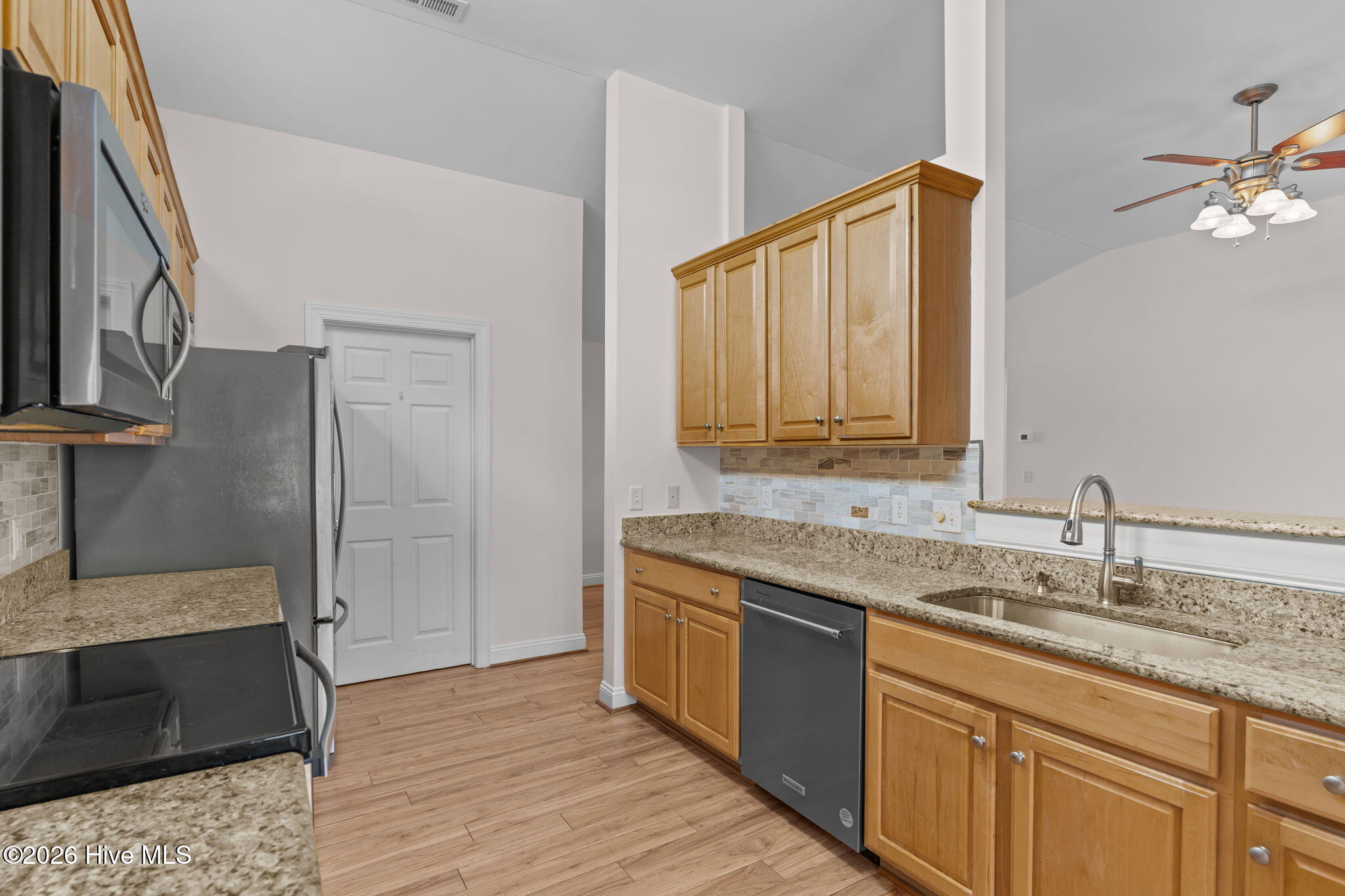 100549598 | Photo 16