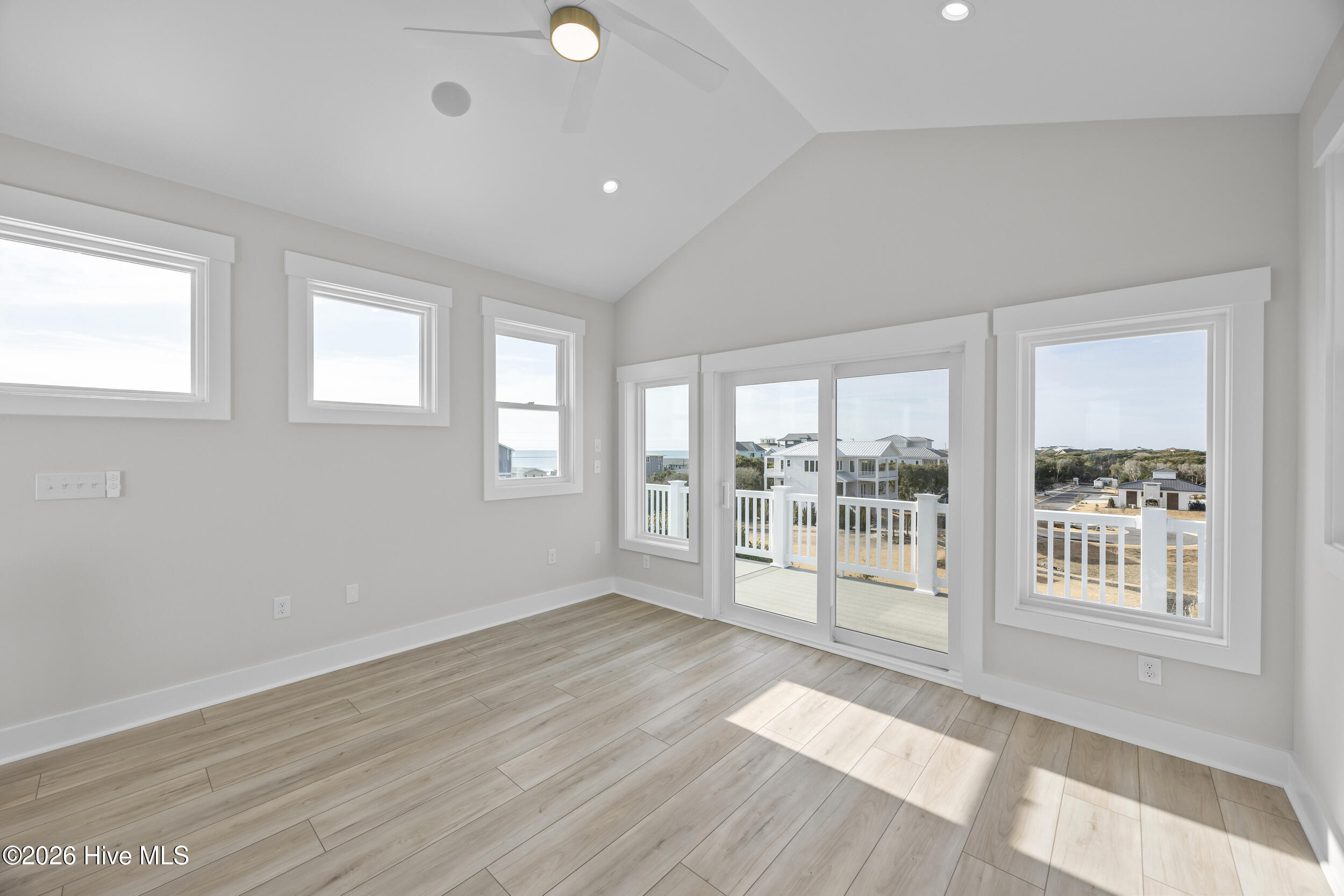 100543064 | Photo 59