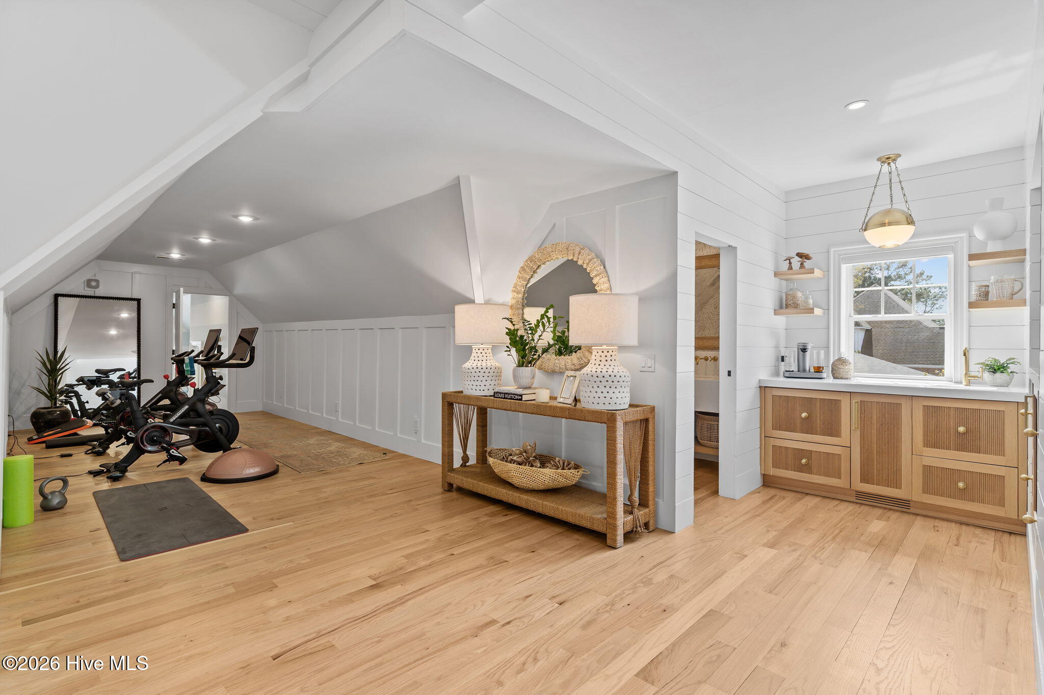 100561575 | Photo 43