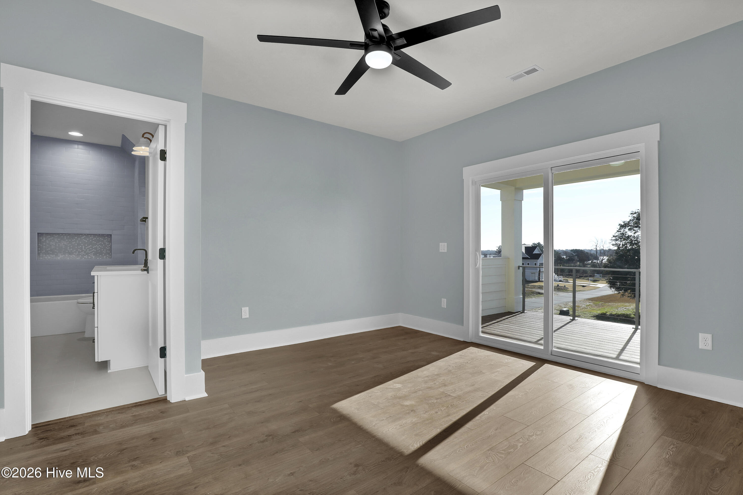 100566719 | Photo 27