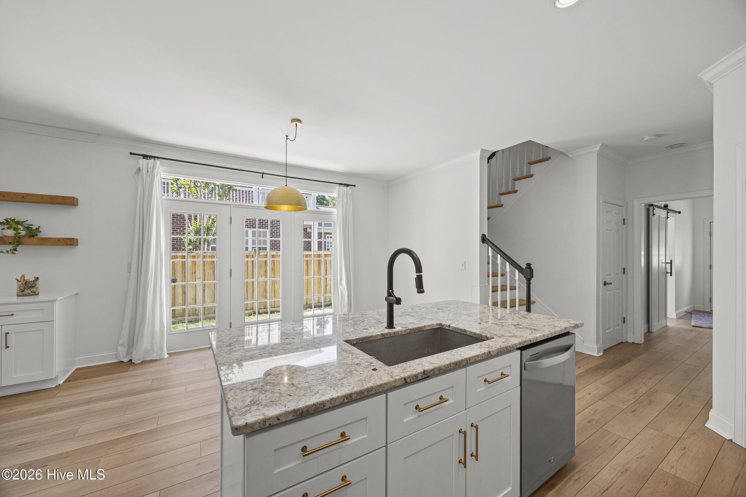 100567913 | Photo 12