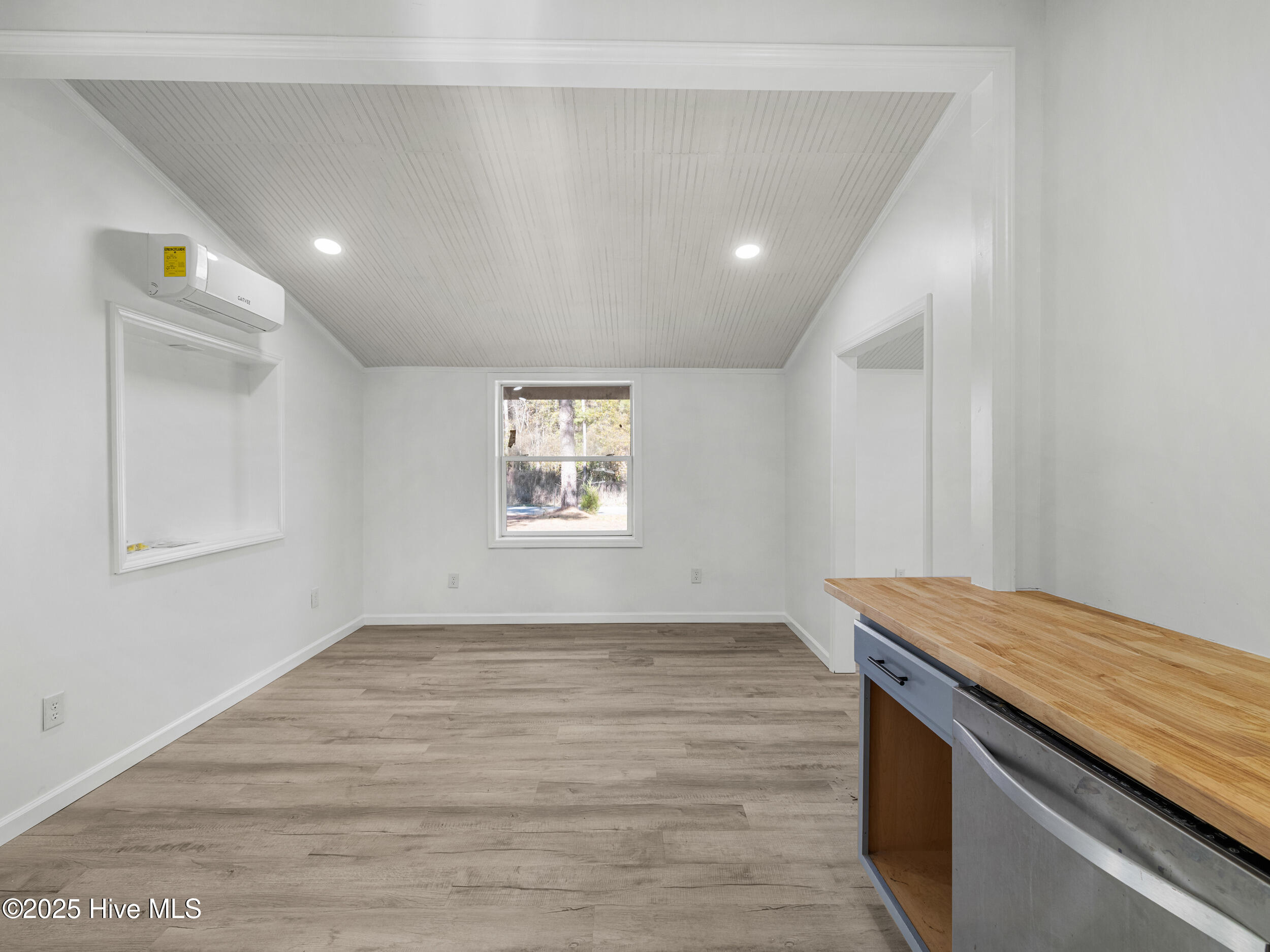 100545373 | Photo 19