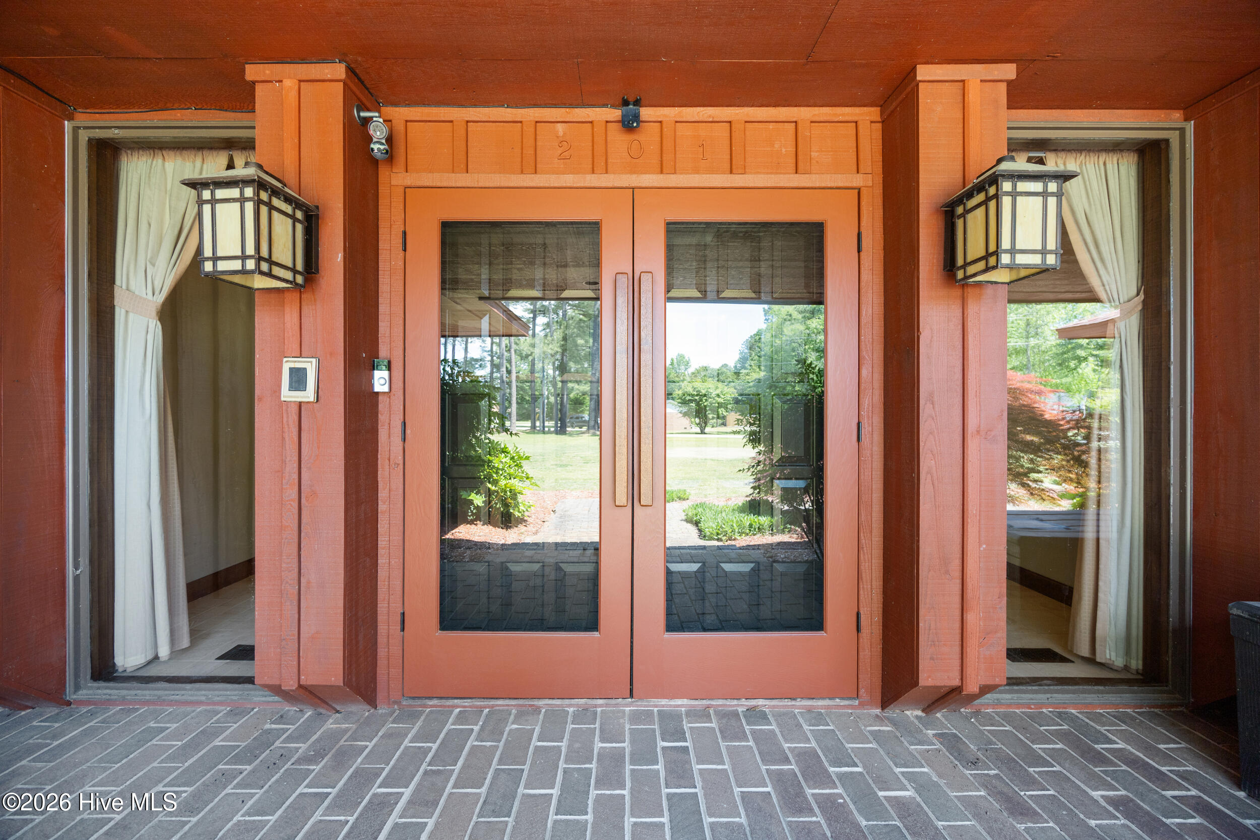 057 ccd 260504 ext front entry