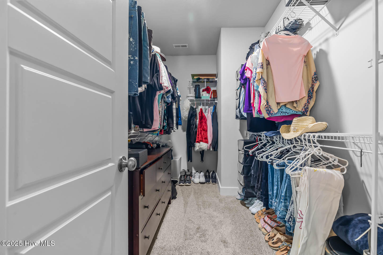 100544097 | Photo 40