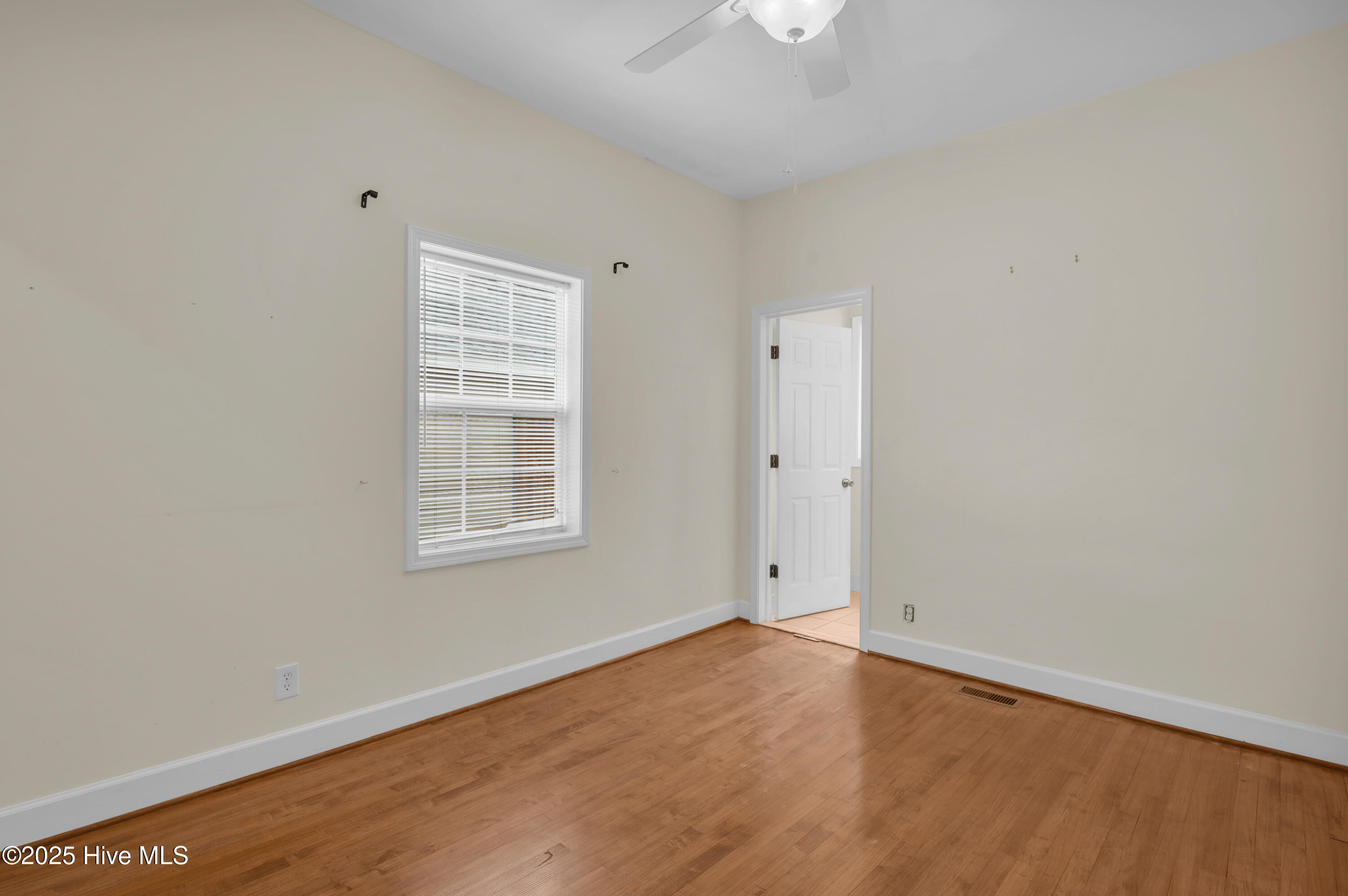 100543945 | Photo 16