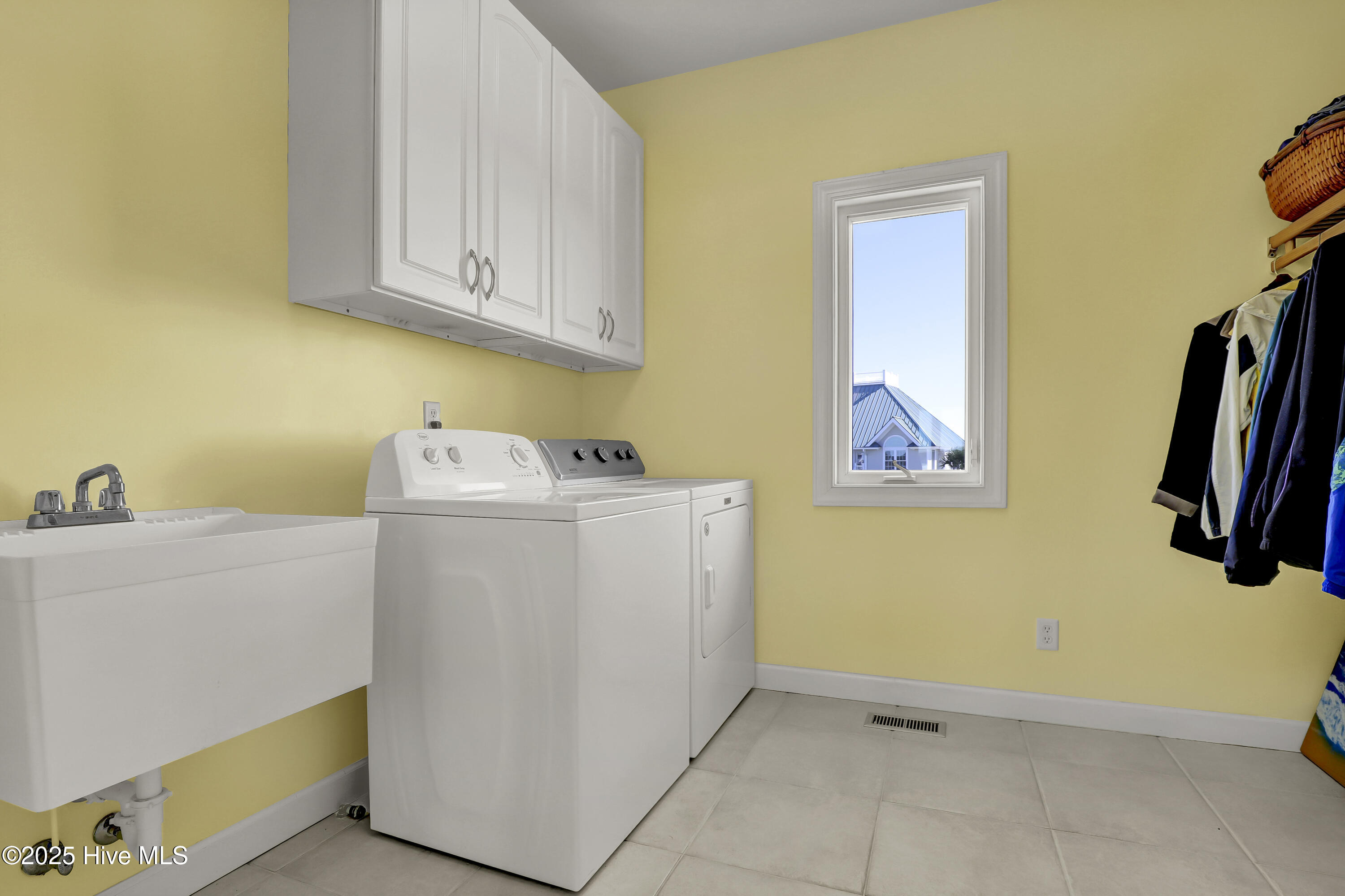 100537166 | Photo 43