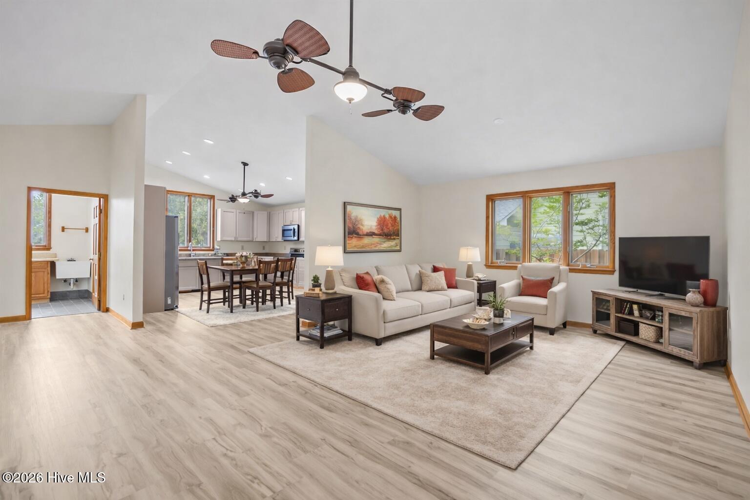 100565896 | Photo 11