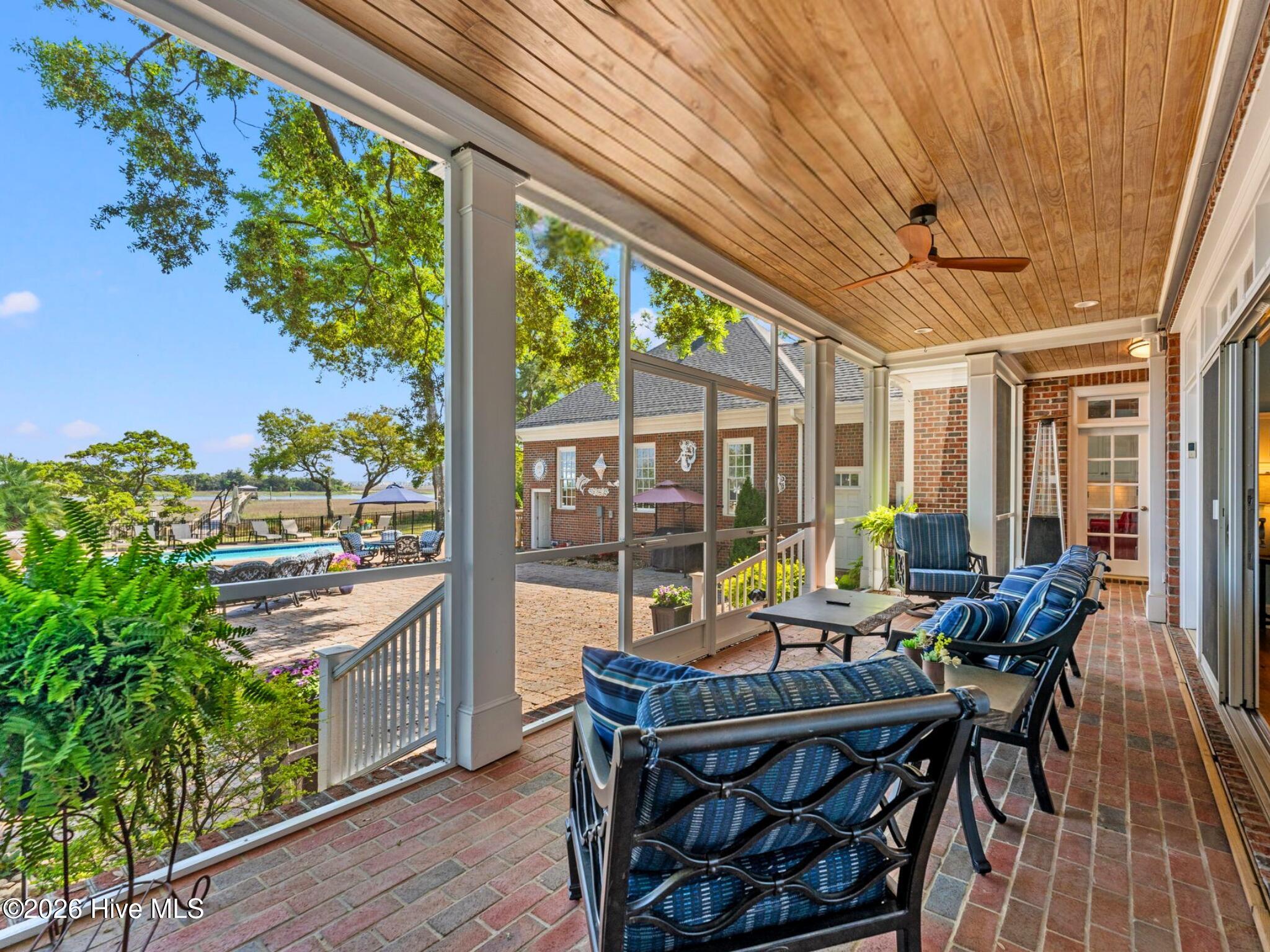 100568629 | Photo 12