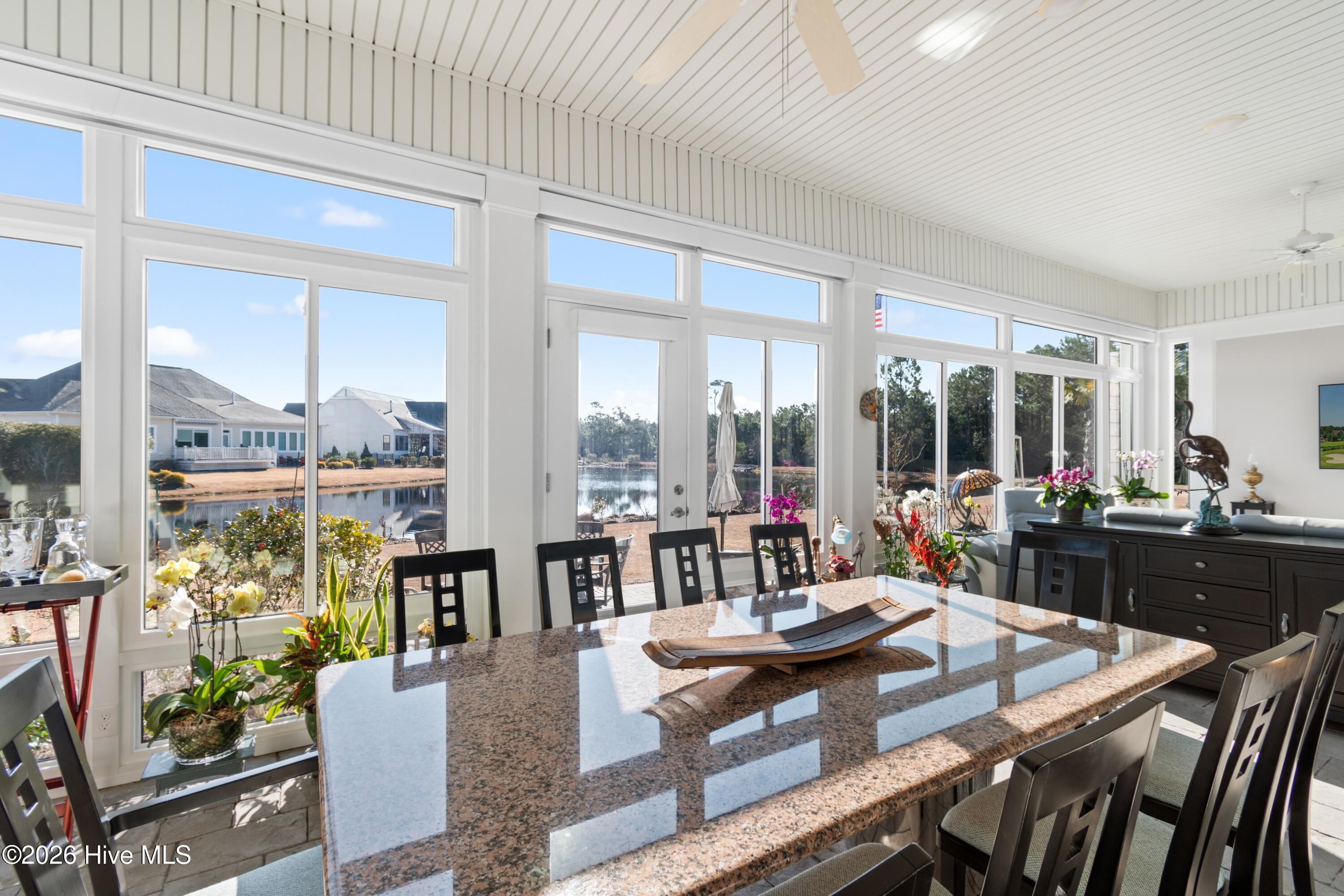 100560288 | Photo 22