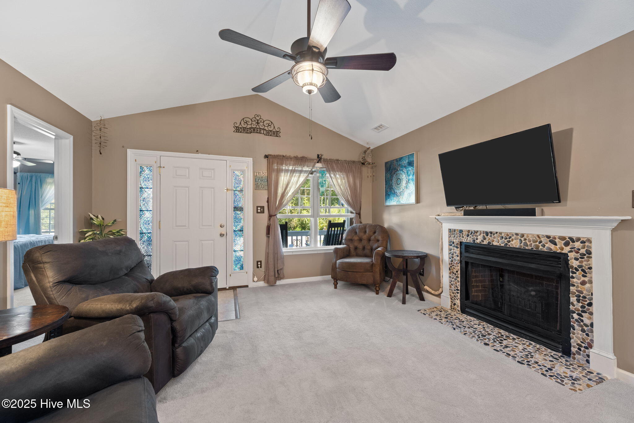 122 Live Oak Drive, Jacksonville, NC 28540 – photo 3: Living Area