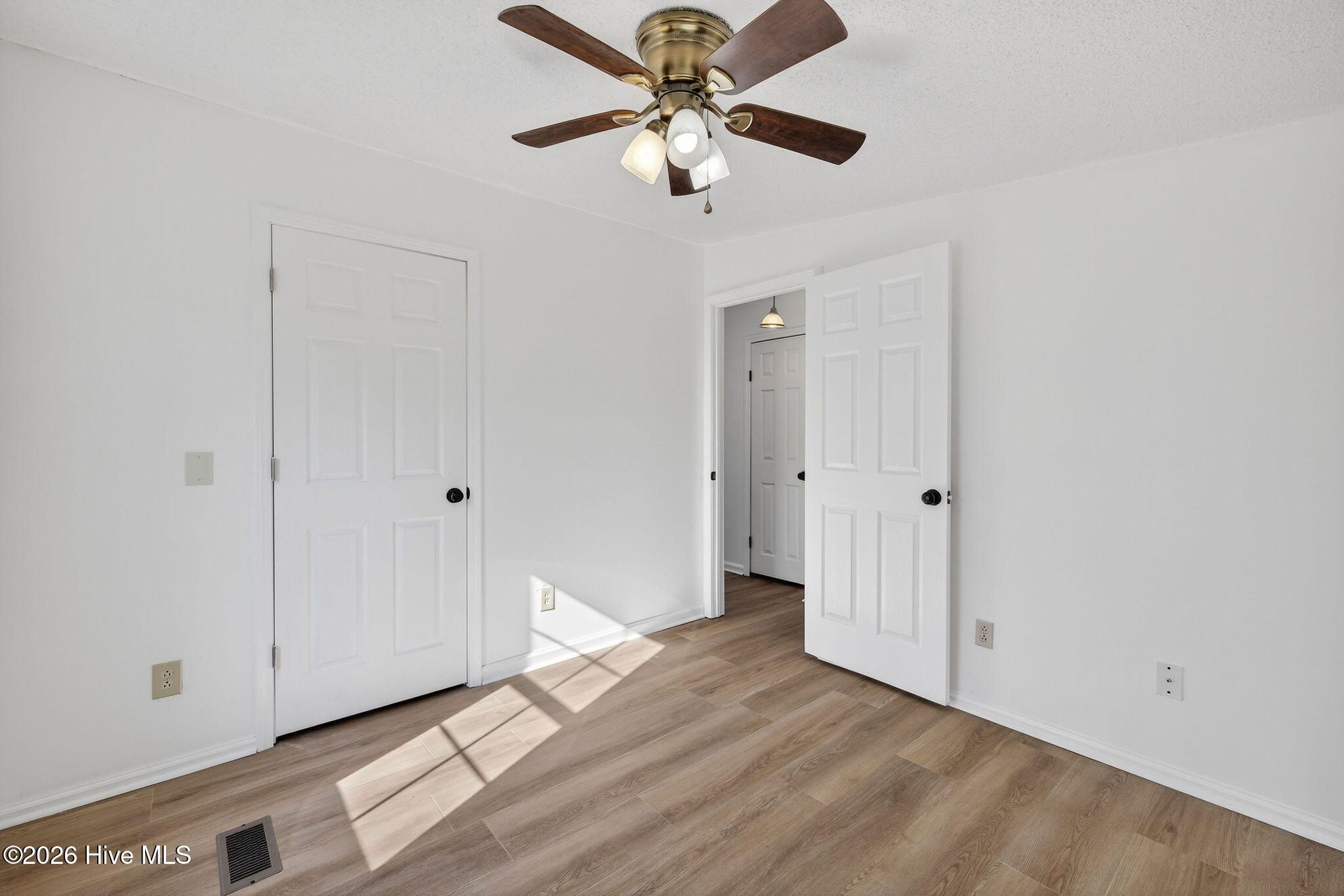 100548373 | Photo 30