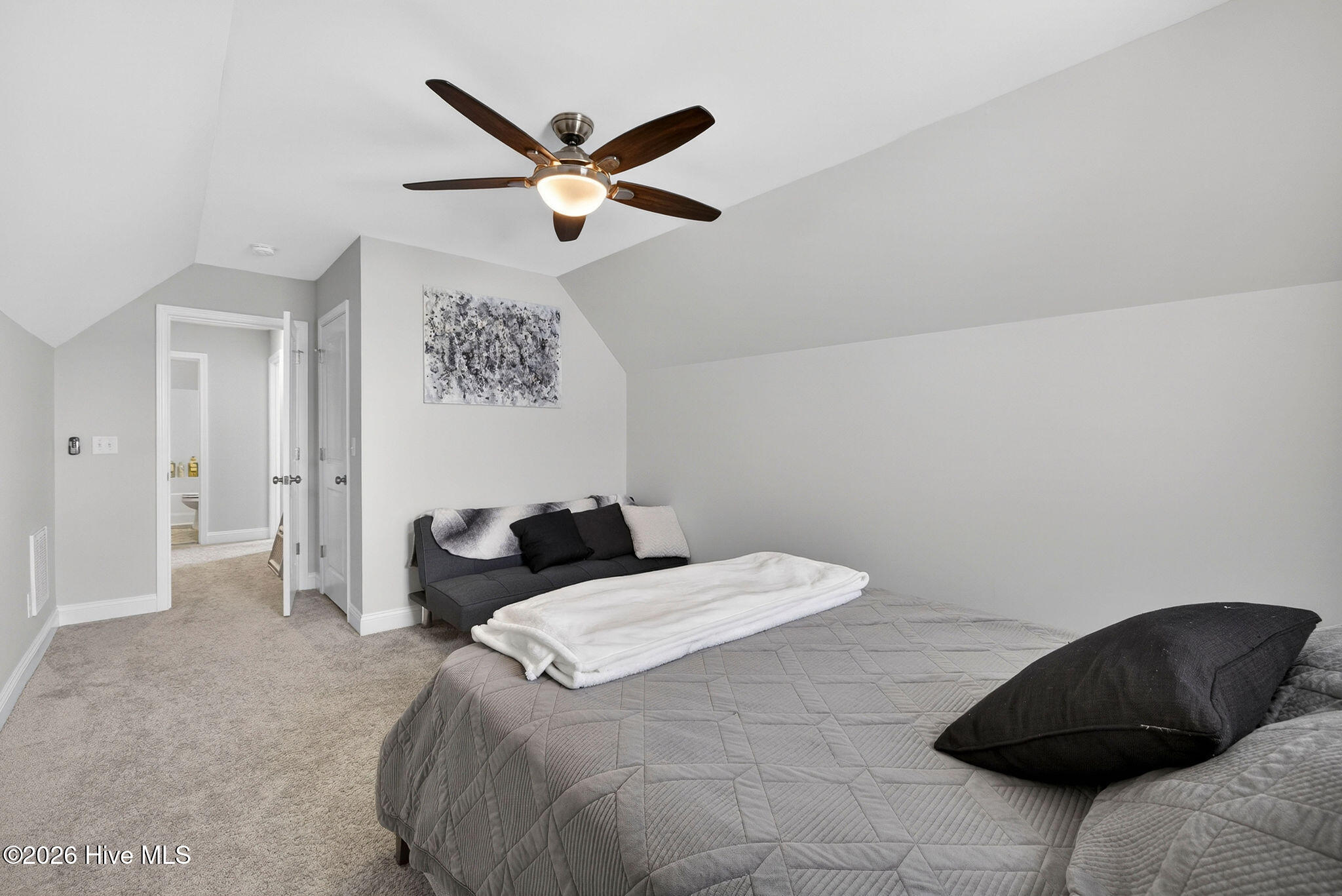 100570074 | Photo 33