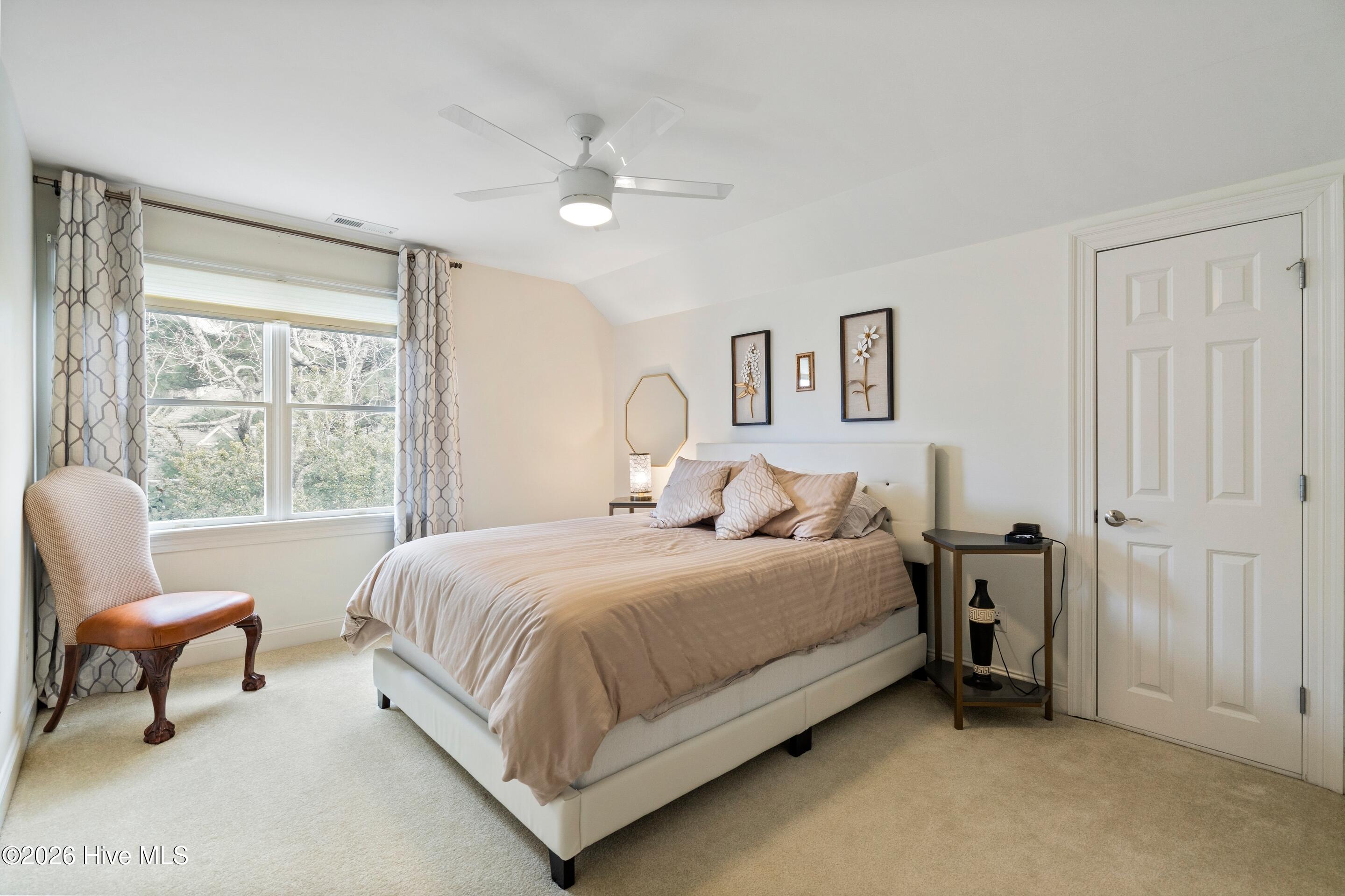 100548933 | Photo 56