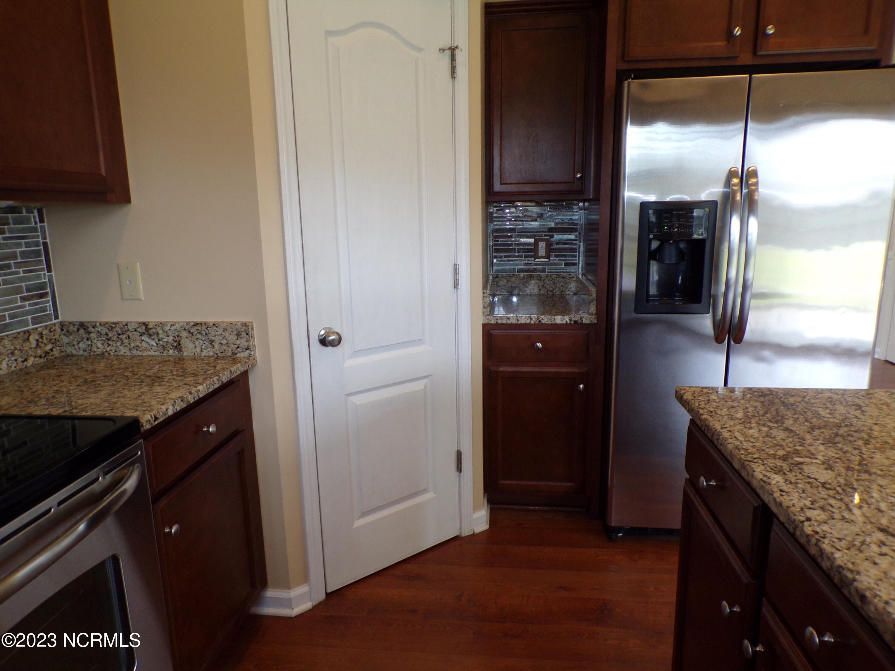 100559579 | Photo 51