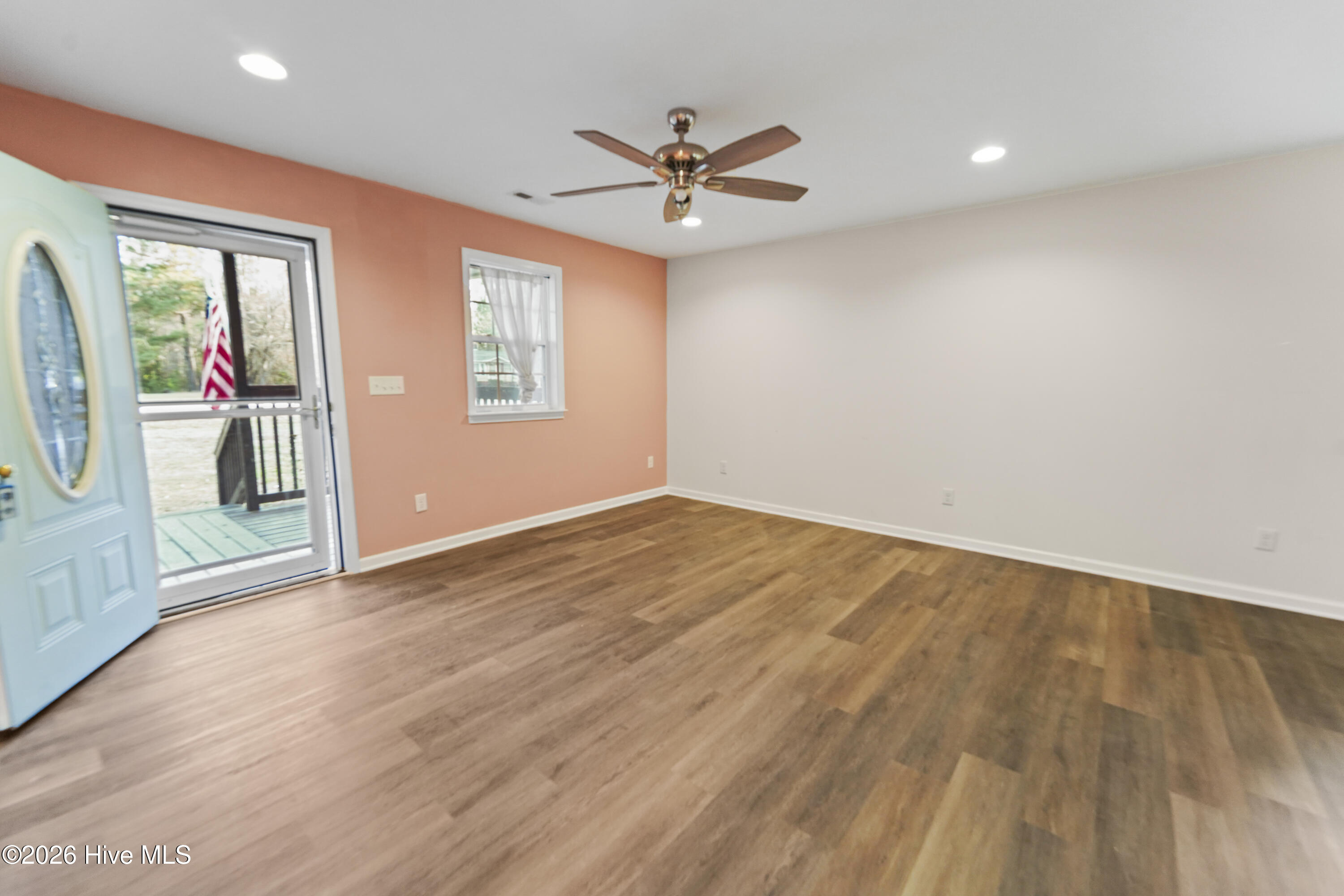 100548487 | Photo 47