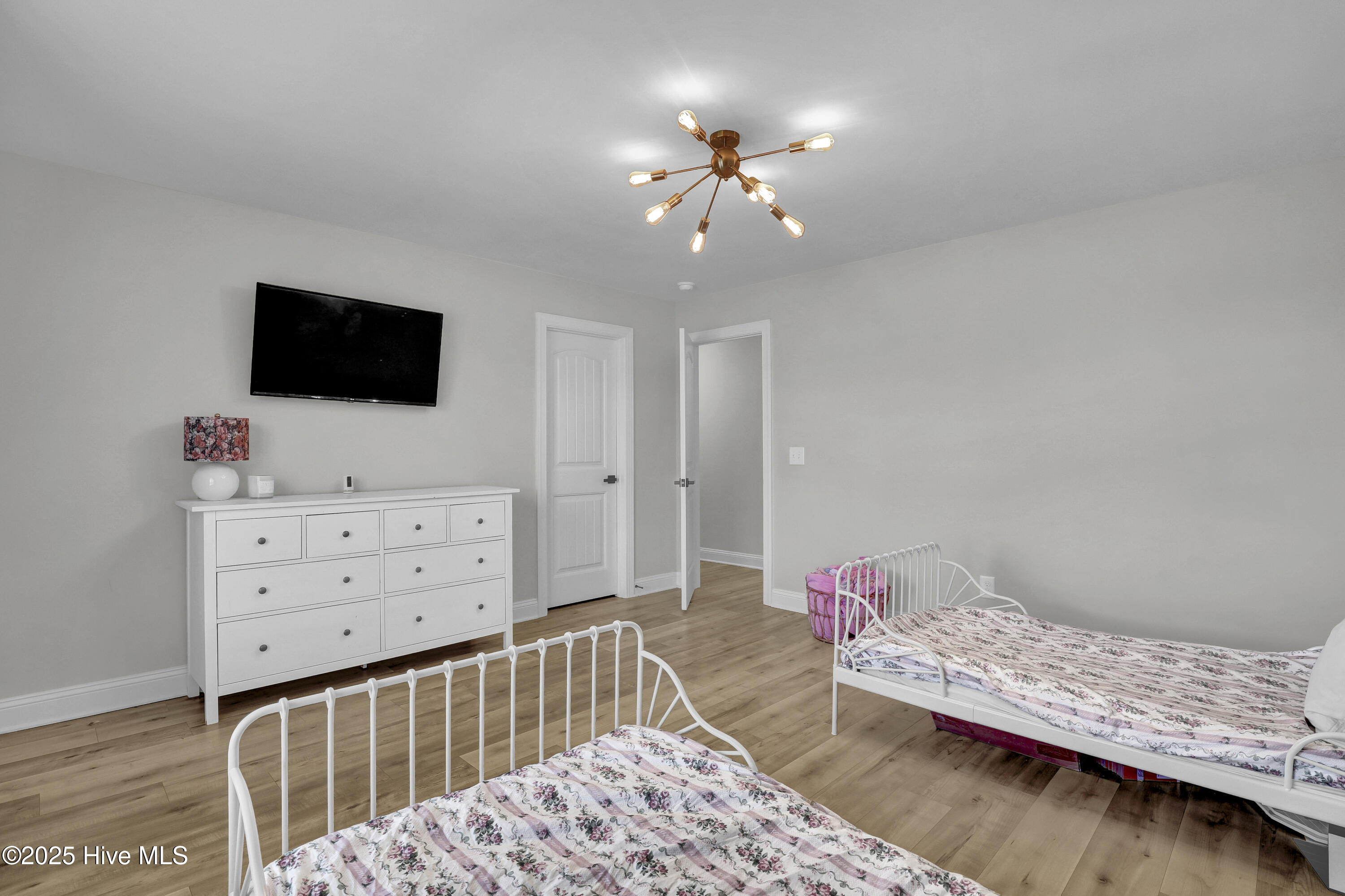 100546103 | Photo 37