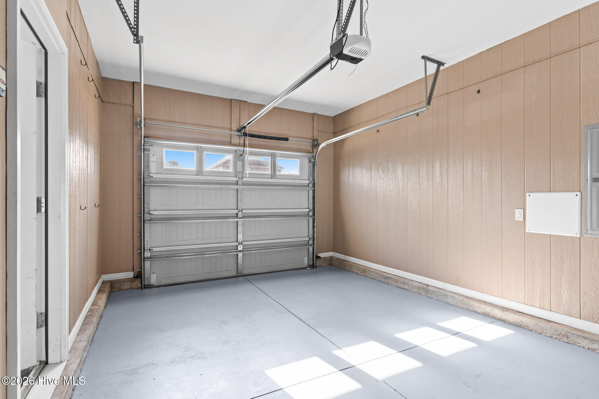 100548776 | Photo 38