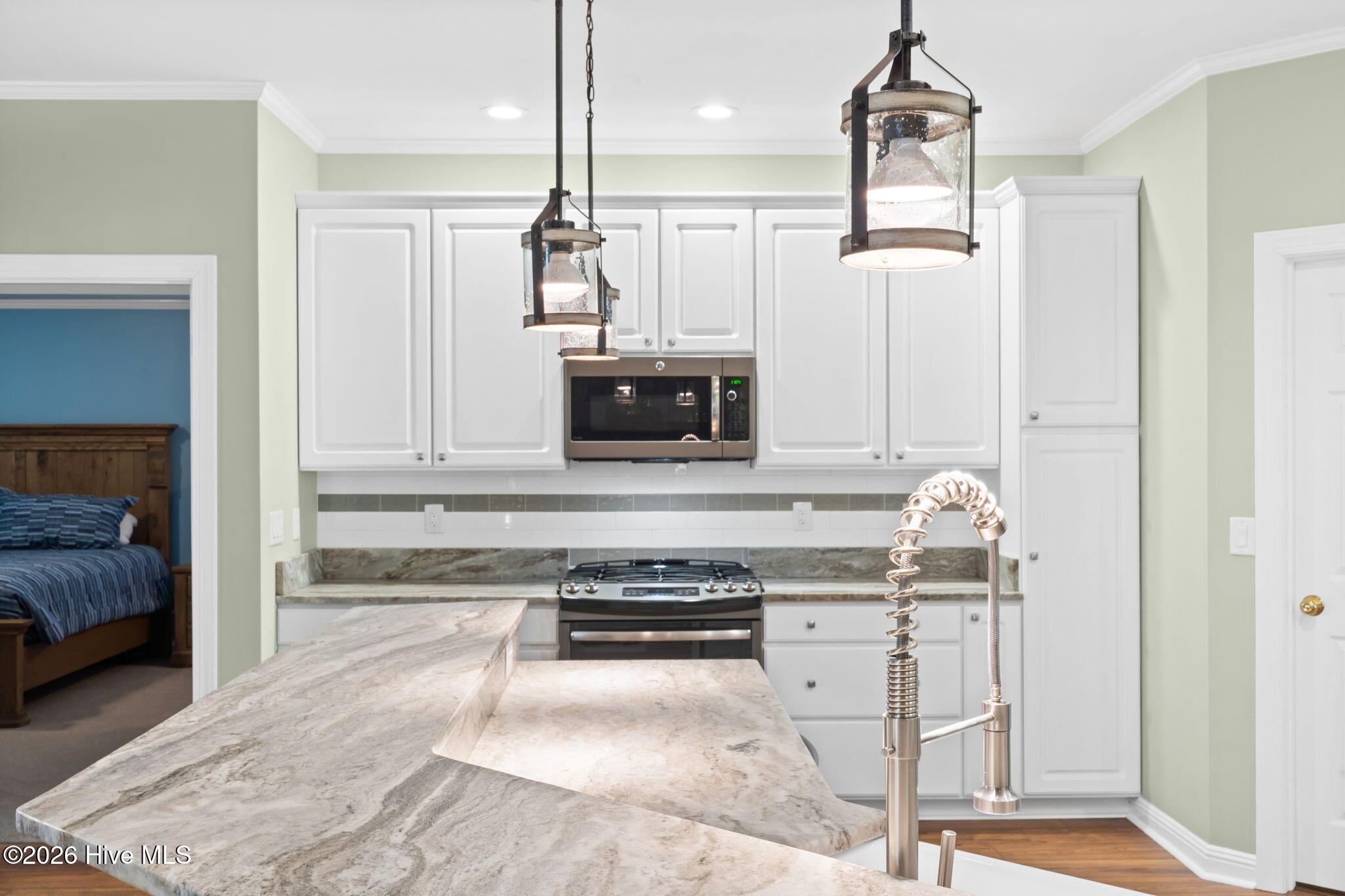 100548077 | Photo 21