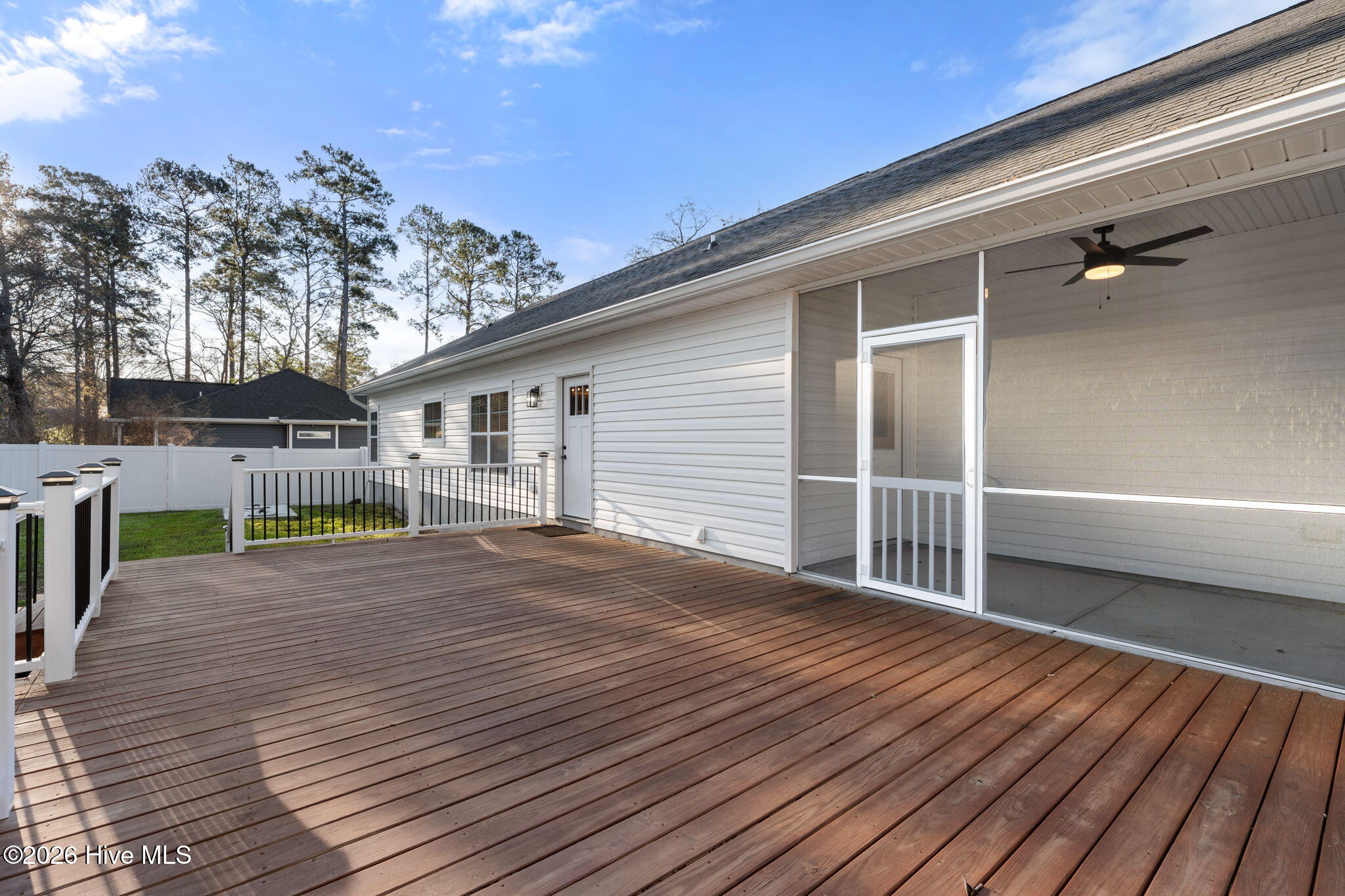 100562670 | Photo 28