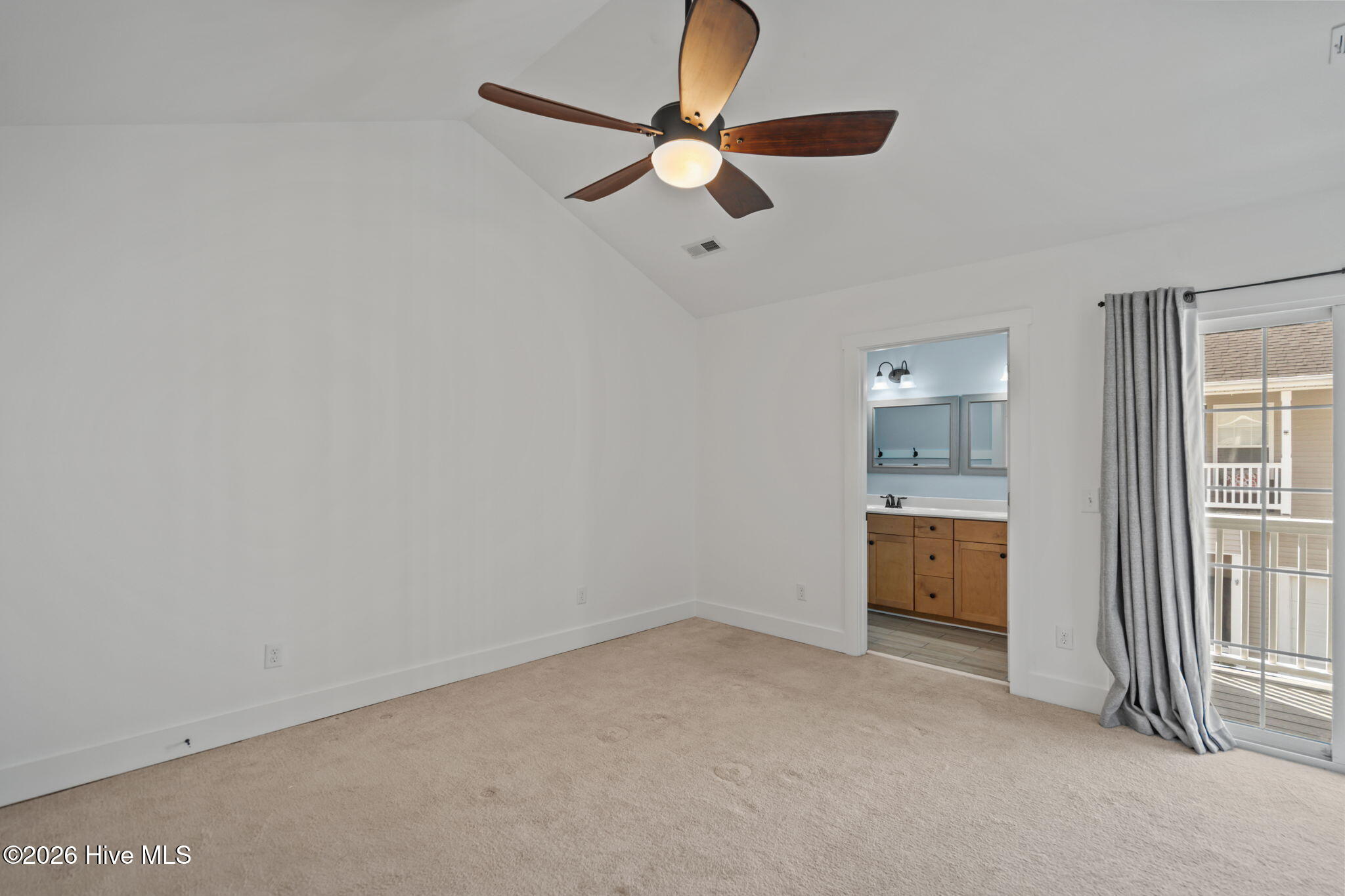 100559197 | Photo 42