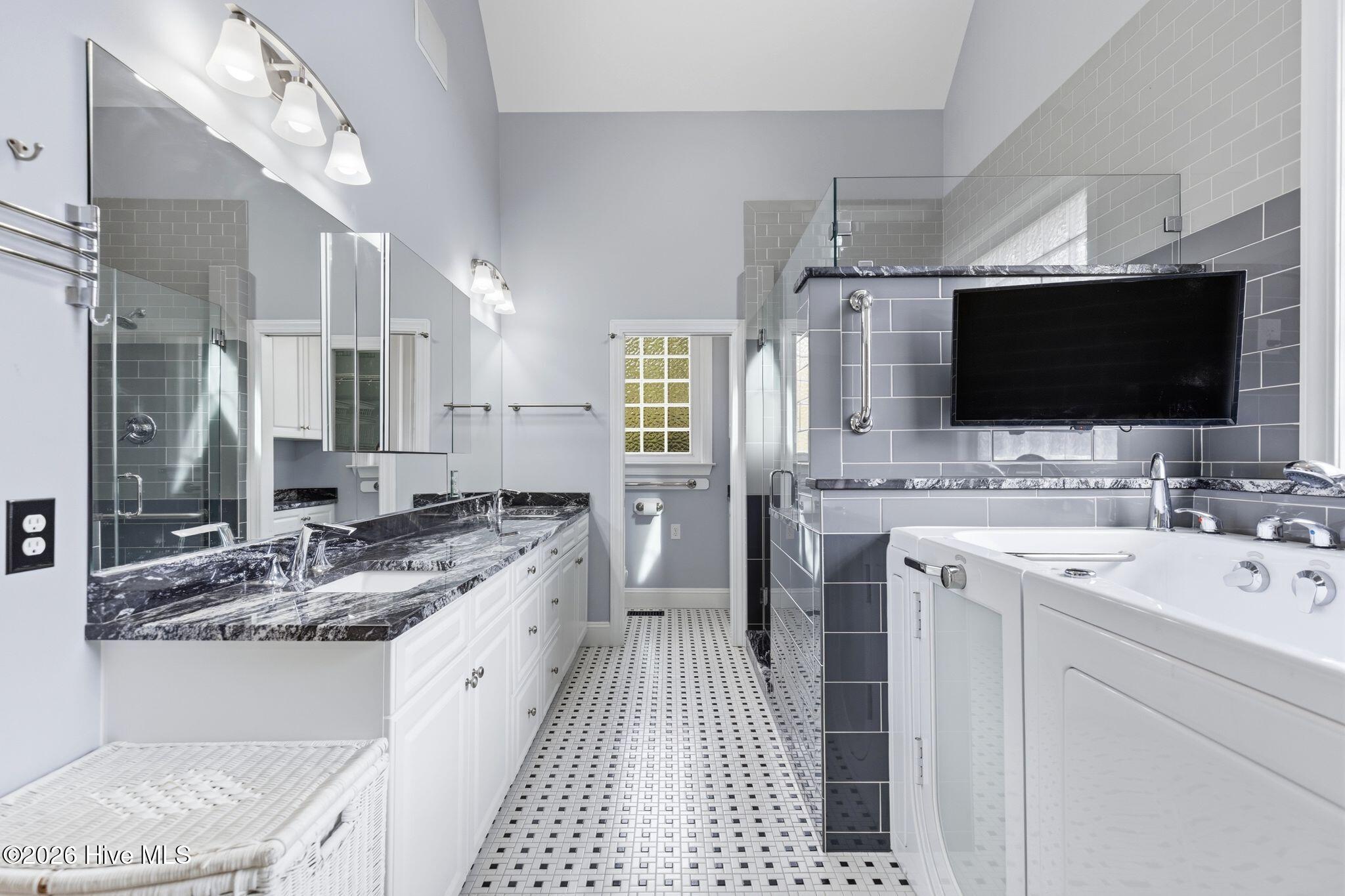 100561180 | Photo 43